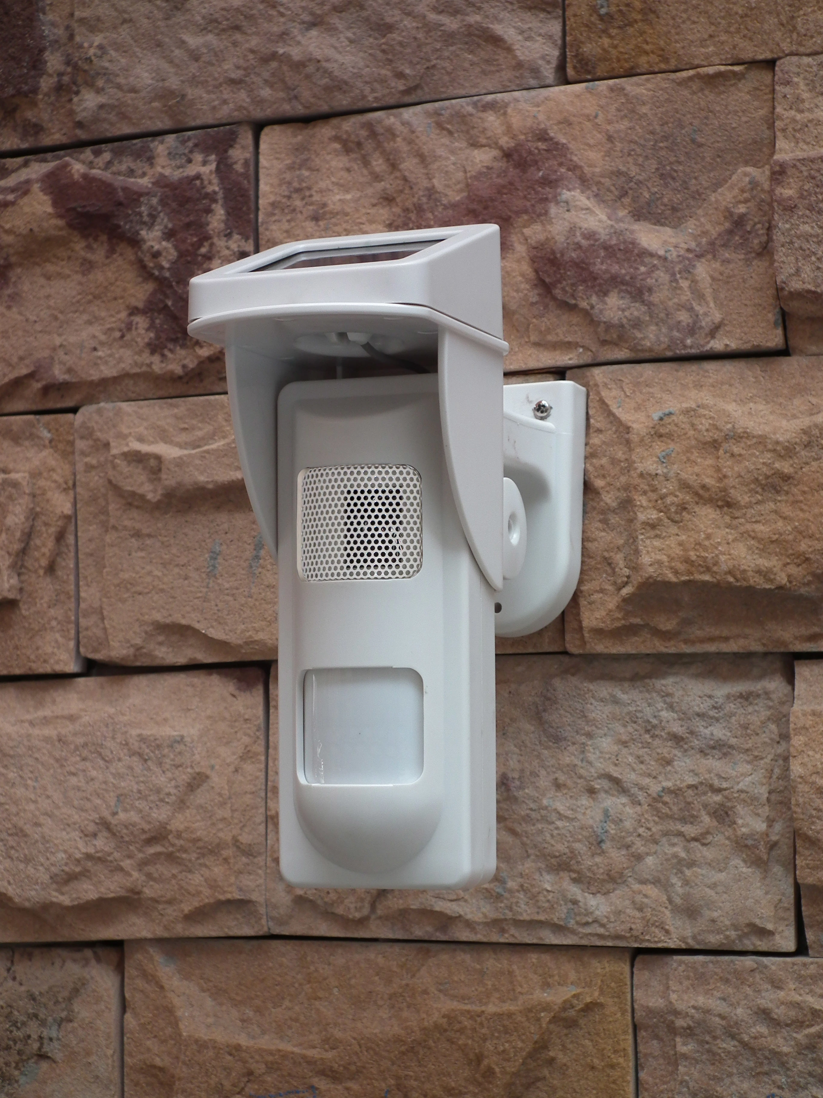 Solar-Powered Outdoor Spot Alarm PIR Detector with Remote Control Operation