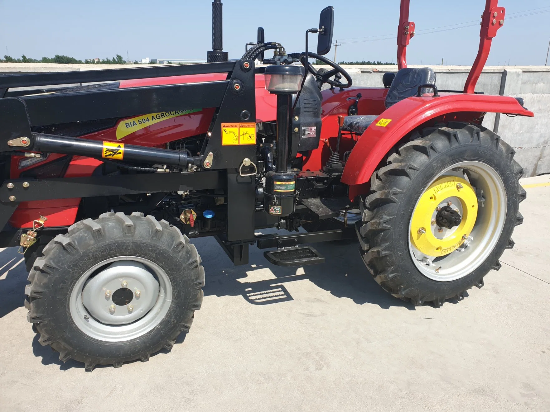 Utiliser le mini tracteur agricole avec l'extrémité avant du chargeur et rétropelle machine agricole de la Chine d'approvisionnement en usine