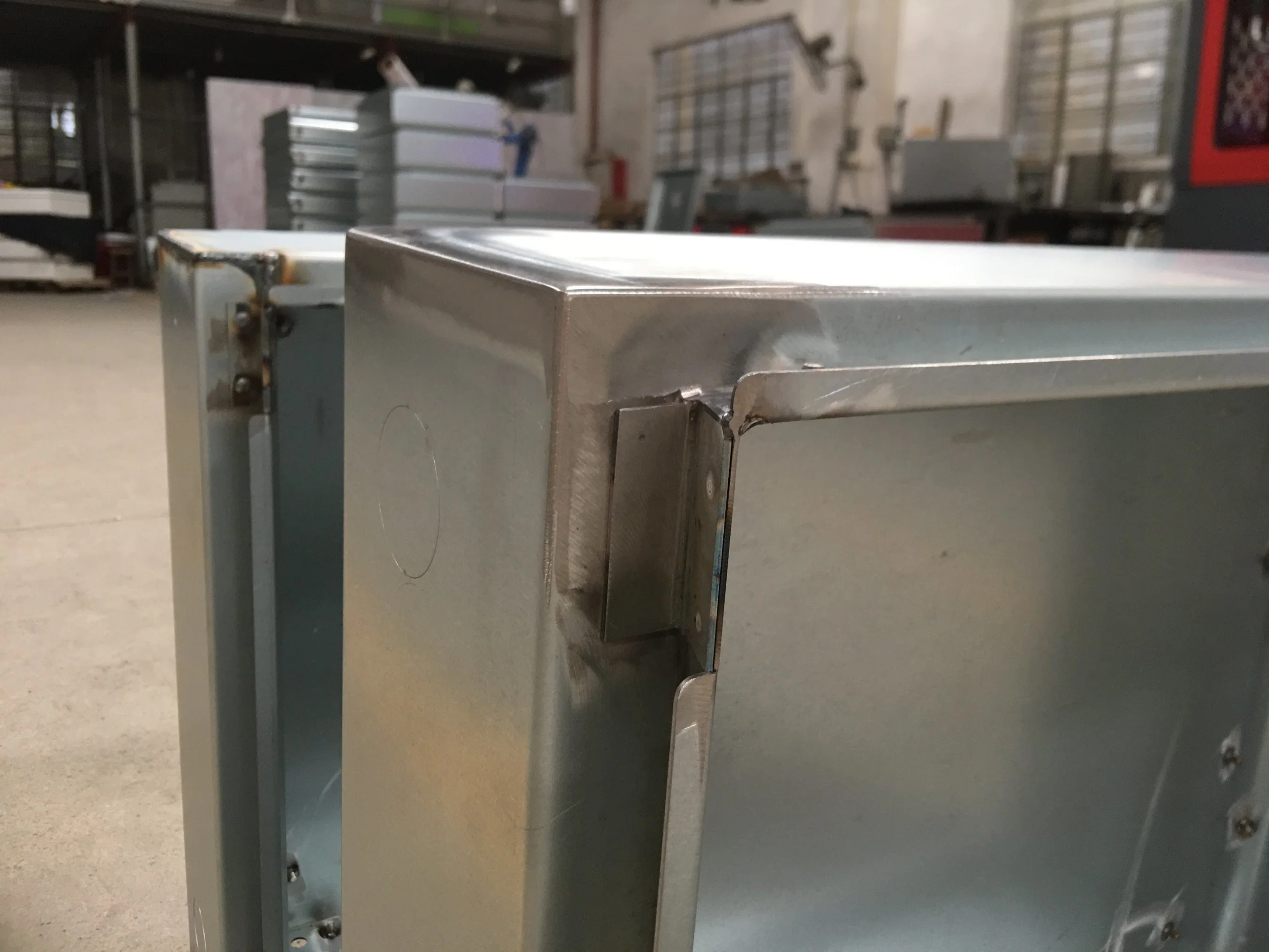 Folha personalizada de fabricação de metal de estamparia de metal alumínio Peças de flexão CNC soldar aço inoxidável Corte a Laser Service