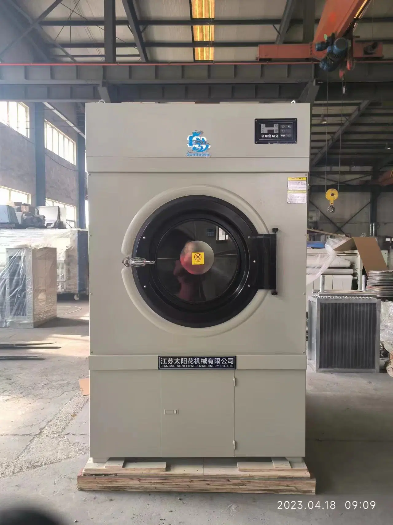 Machine de séchage commercial à grande capacité pour vêtements, chauffée à l'électricité, à la vapeur, au gaz ou au GPL. Capacités disponibles : 150 kg, 100 kg, 50 kg, 30 kg.