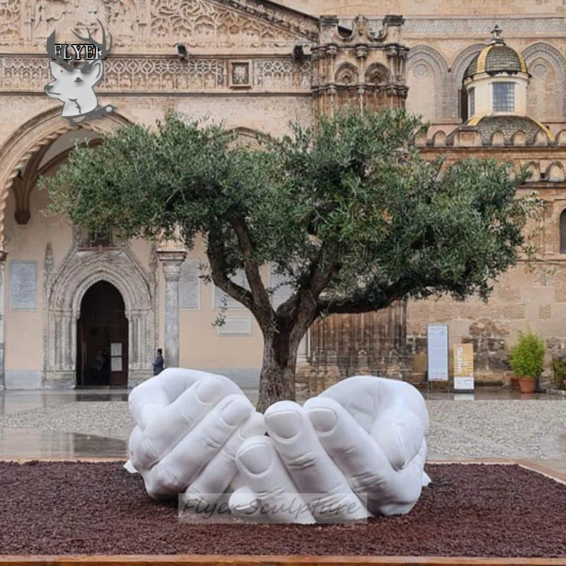 Gran escultura de mármol de manos sosteniendo un árbol para decoración exterior