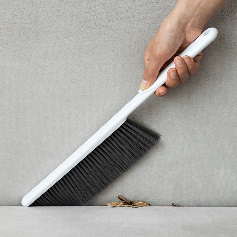 Brosse de dépoussiérage à long manche avec des poils doux pour le nettoyage de la chambre et du canapé.