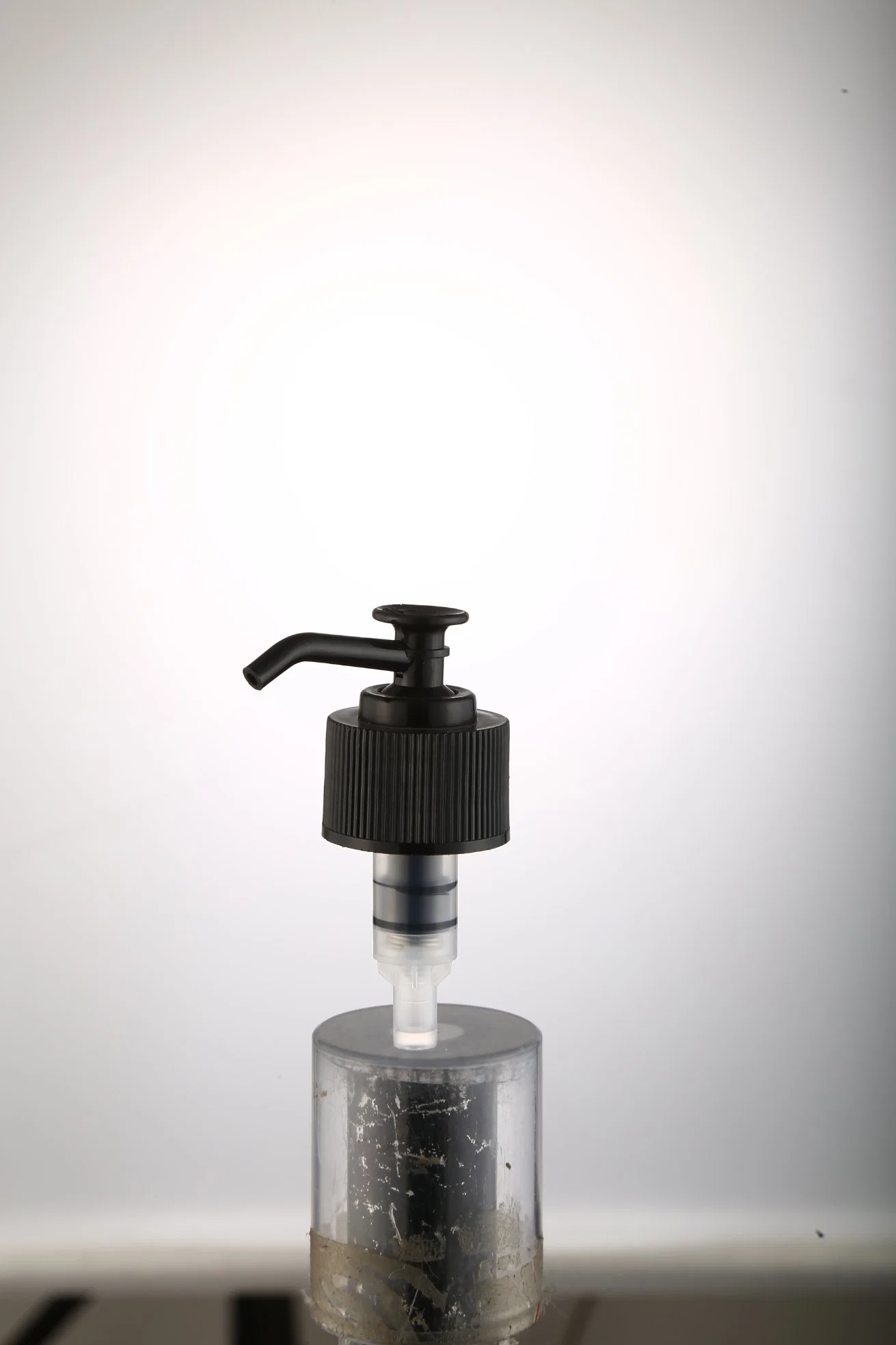 Black Plastic Pump Sprayer for Cosmetic Packaging