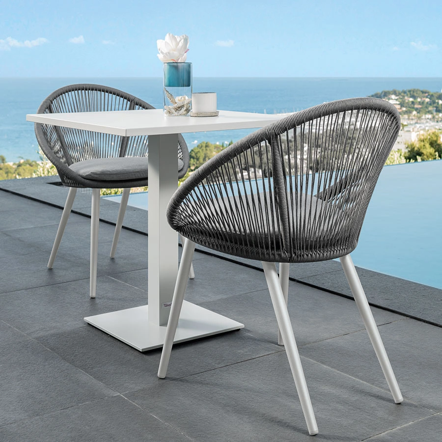 Table de salle à manger extérieure en bois pour yacht familial de l'hôtel. Les chaises peuvent être personnalisées. Ensemble de meubles.