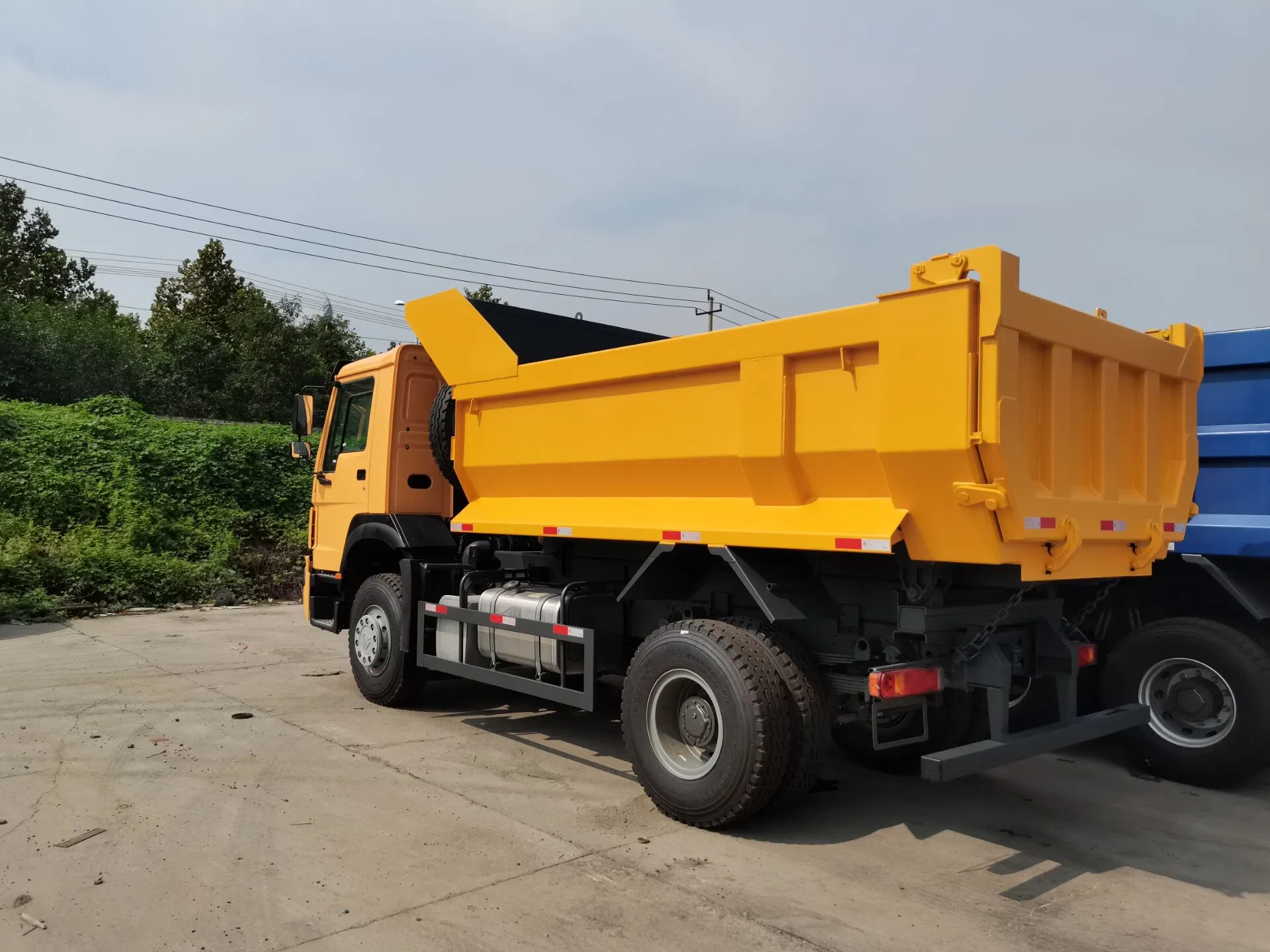 6- 8 Tons Small Dump Truck HOWO 4*4 Tipper for Sale