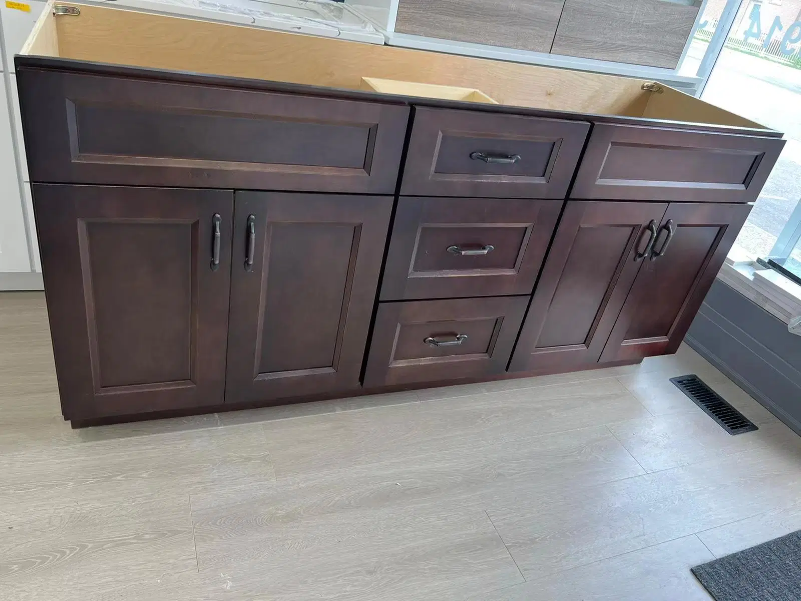 Classic American Solid Wood Bathroom Vanity with Gloss White Shaker Door