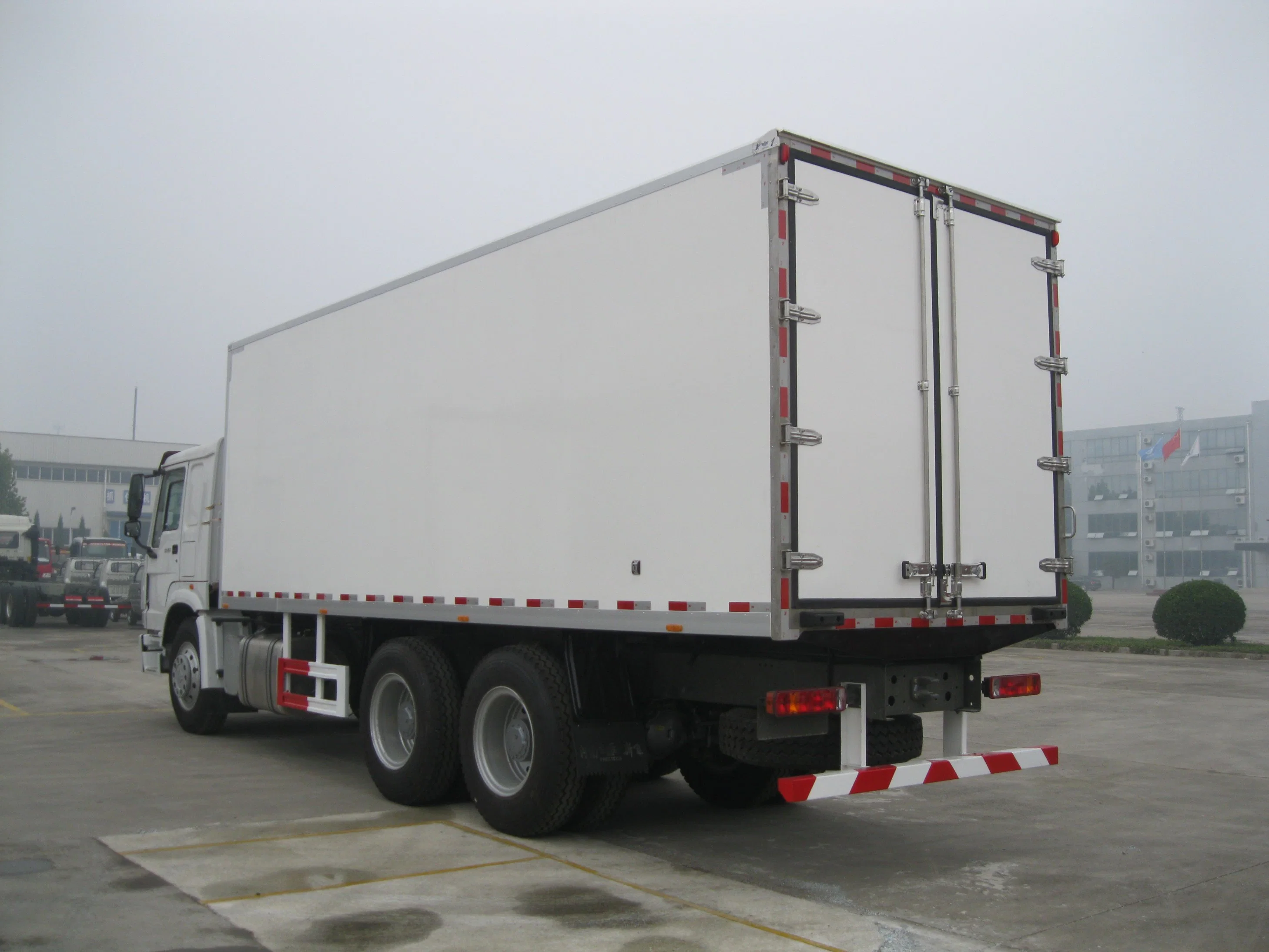 Sinotruk HOWO 6X4 Refrigerator Truck Cooler Truck