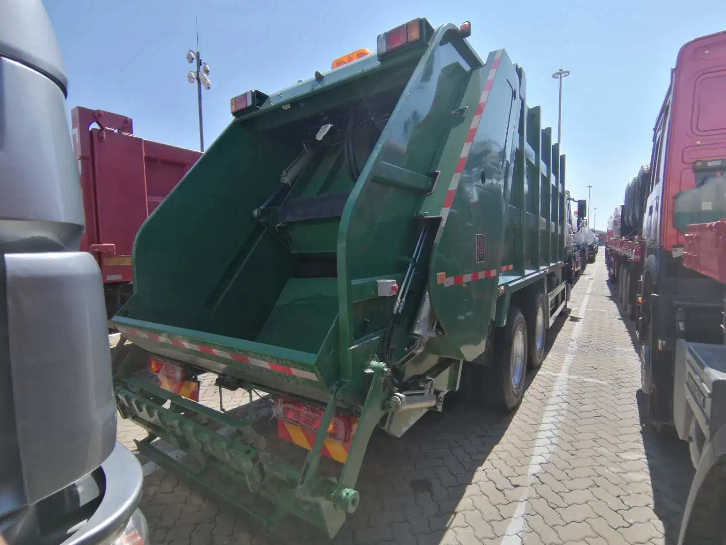 Sinotruk HOWO 6X4 Heavy Duty 16cbm 20cbm Special Compactor Compression Rubbish Waste Garbage Truck
