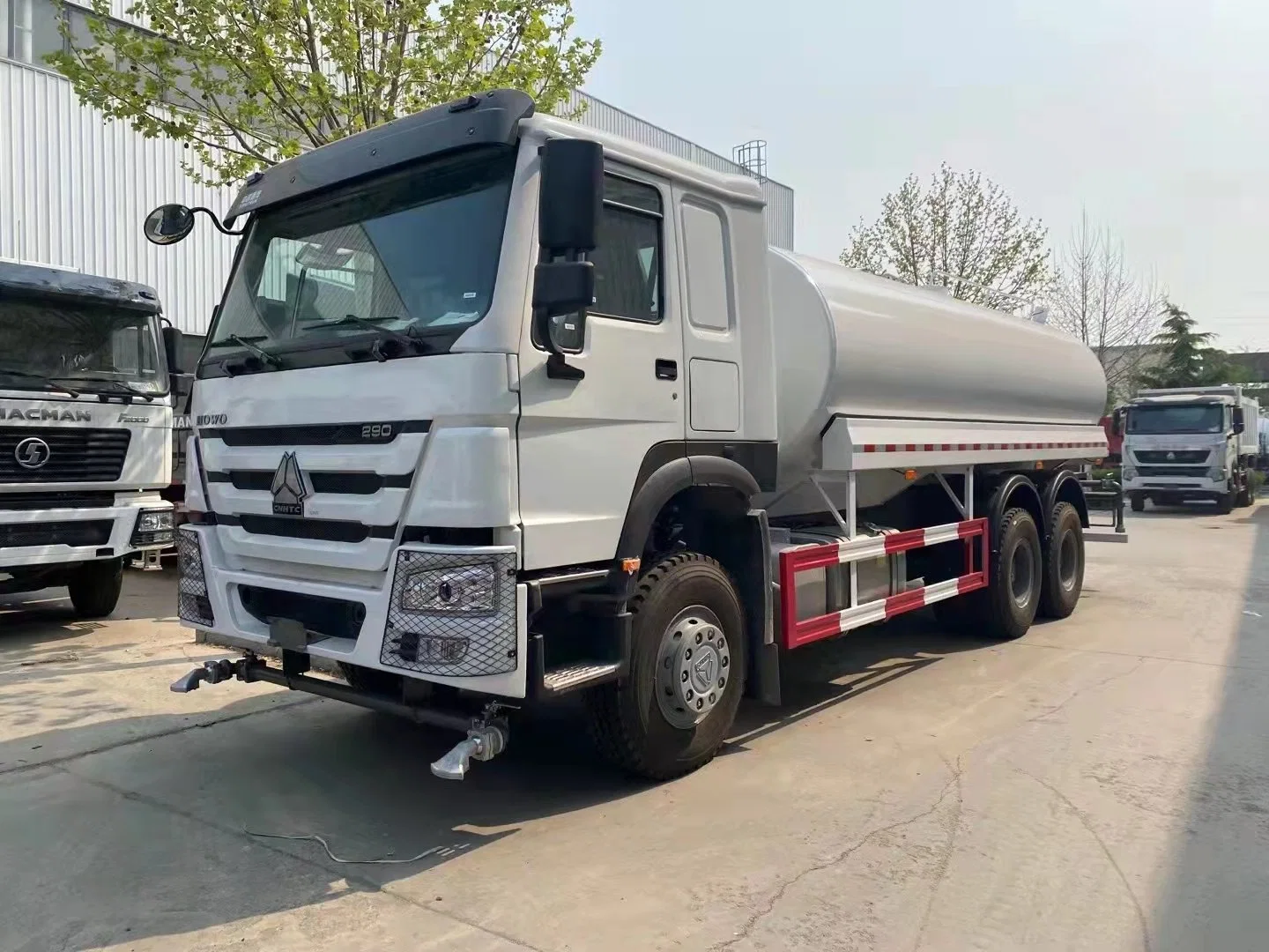 New Design 2022 Model Sinotruk HOWO 6X4 20000L Water Tank Truck with Water Gun