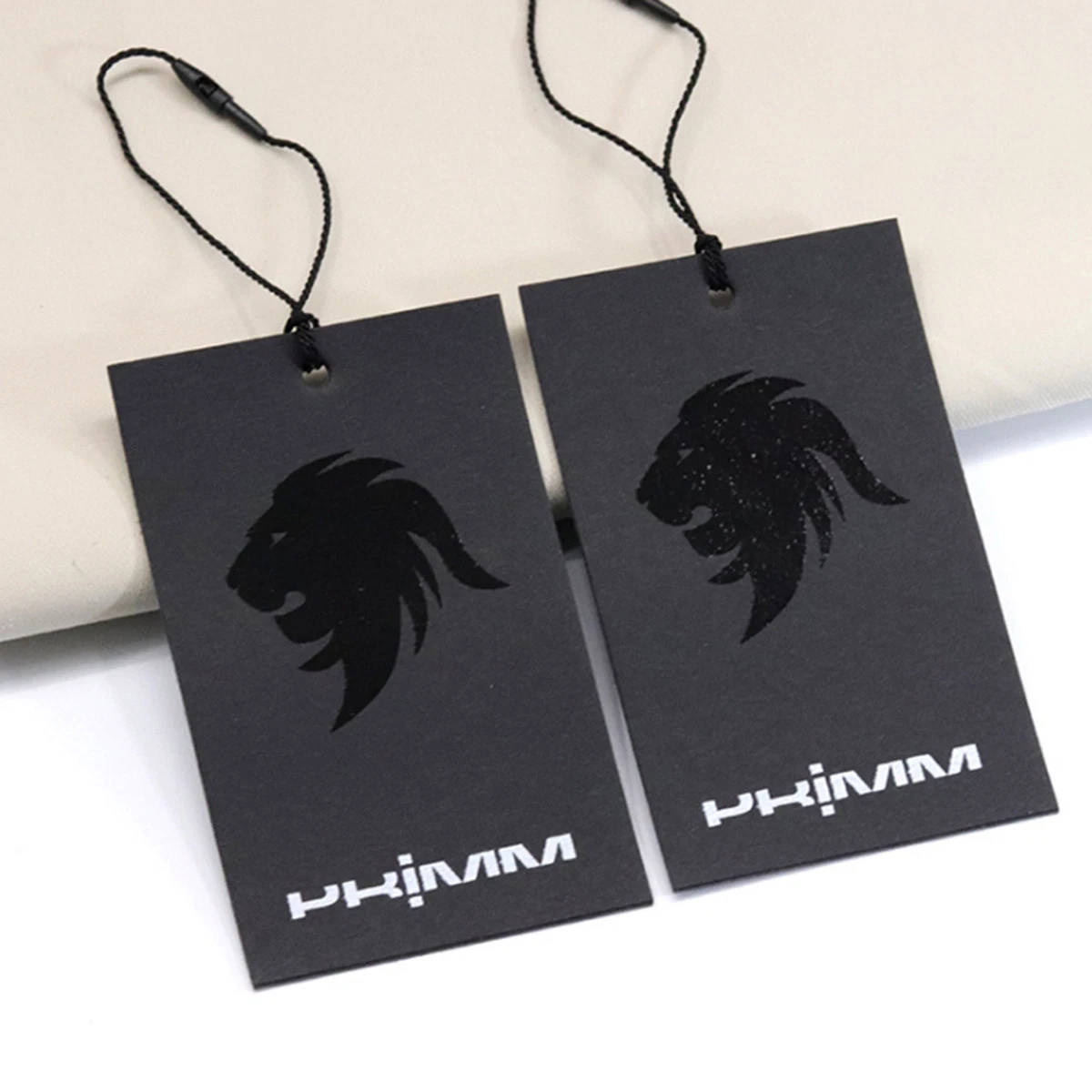 Haute qualité noir blanc imprimé personnalisé de mode Eco friendly UV Hangtags de papier personnalisé vêtements suspendus chaîne pendre Étiquette