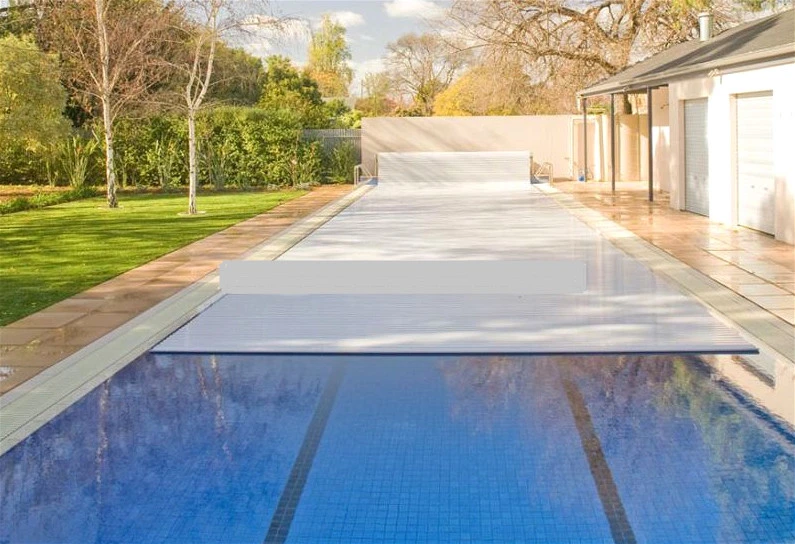 Feuille de polycarbonate pour couvrir une piscine.