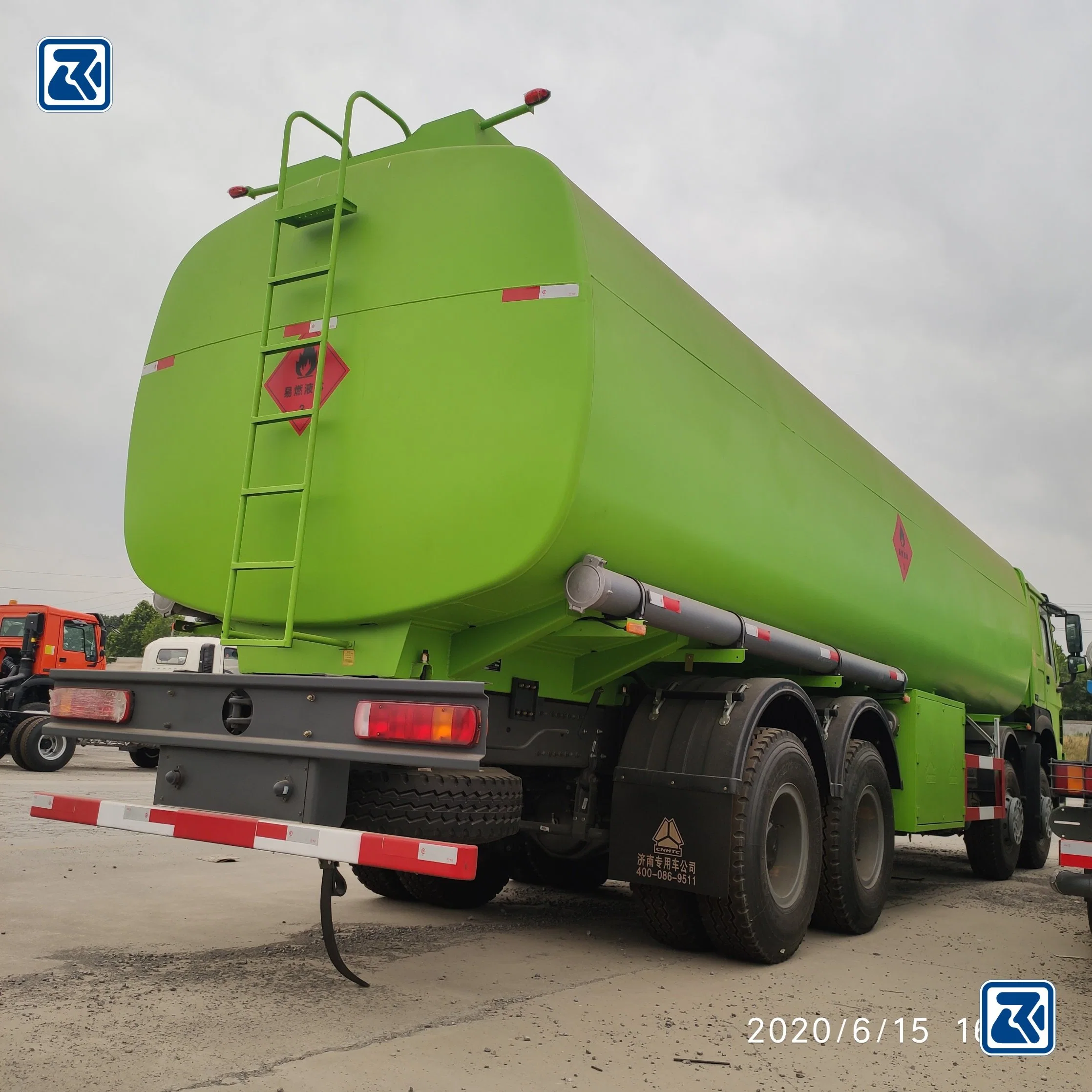 Sinotruk HOWO 8X4 Fuel Tank Truck 4X2 Oil Tanker Truck for Sale