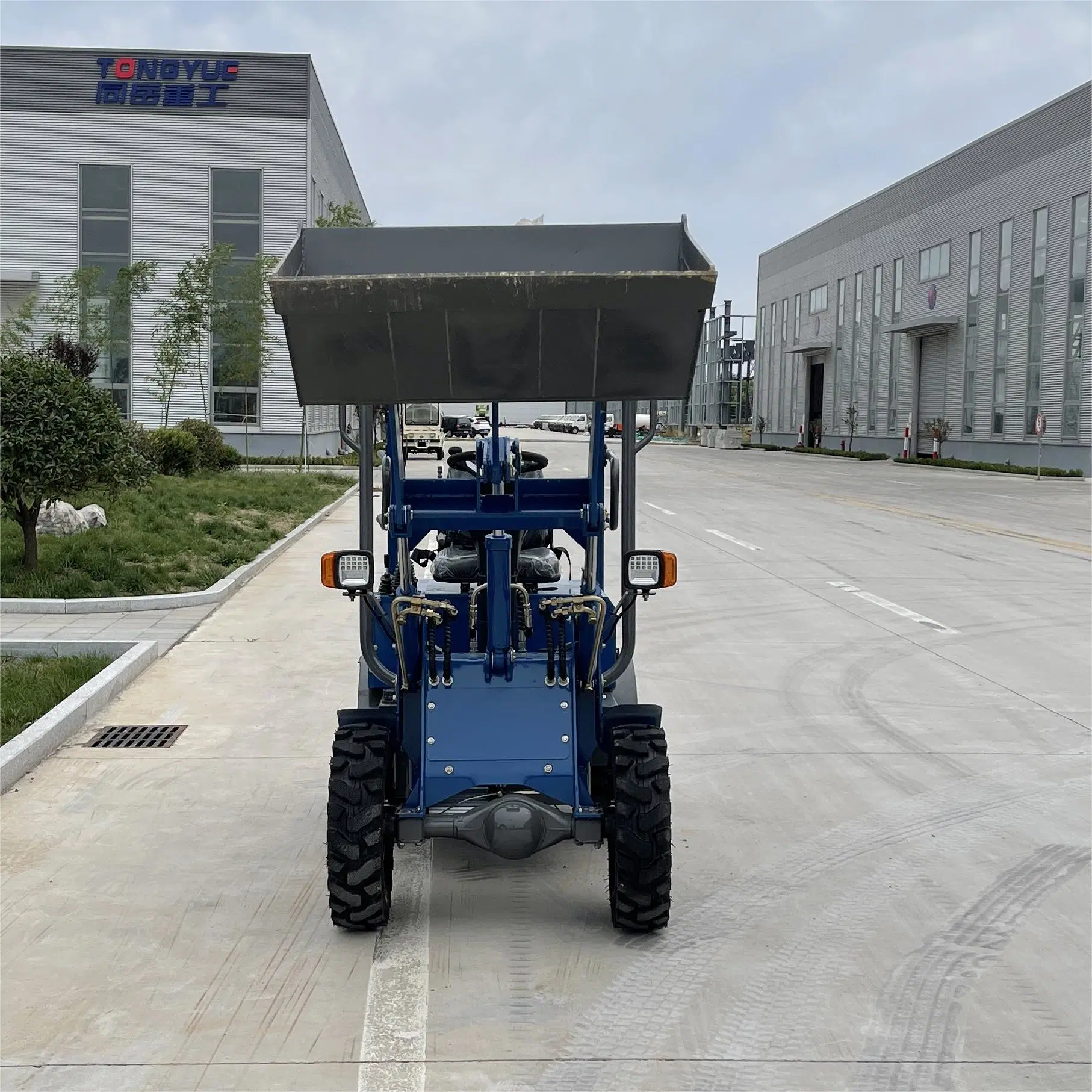 Tough Power of The Electric Loader with 0.2 M&sup3; 400kg Bucket Capacity