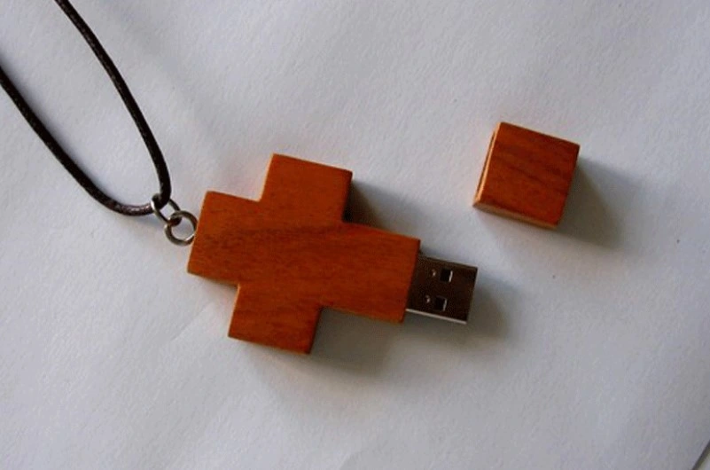 Lecteur Flash USB de la croix de bois