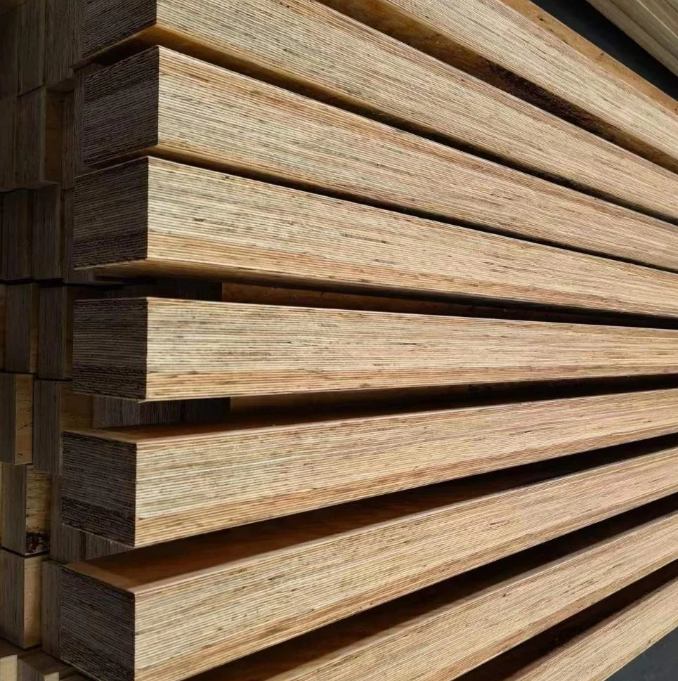 Panneau de coffrage en contreplaqué filmé en pin et eucalyptus, bois de pin, bois LVL, échafaudage en bois, planche en bois LVL pour la construction et la décoration intérieure.