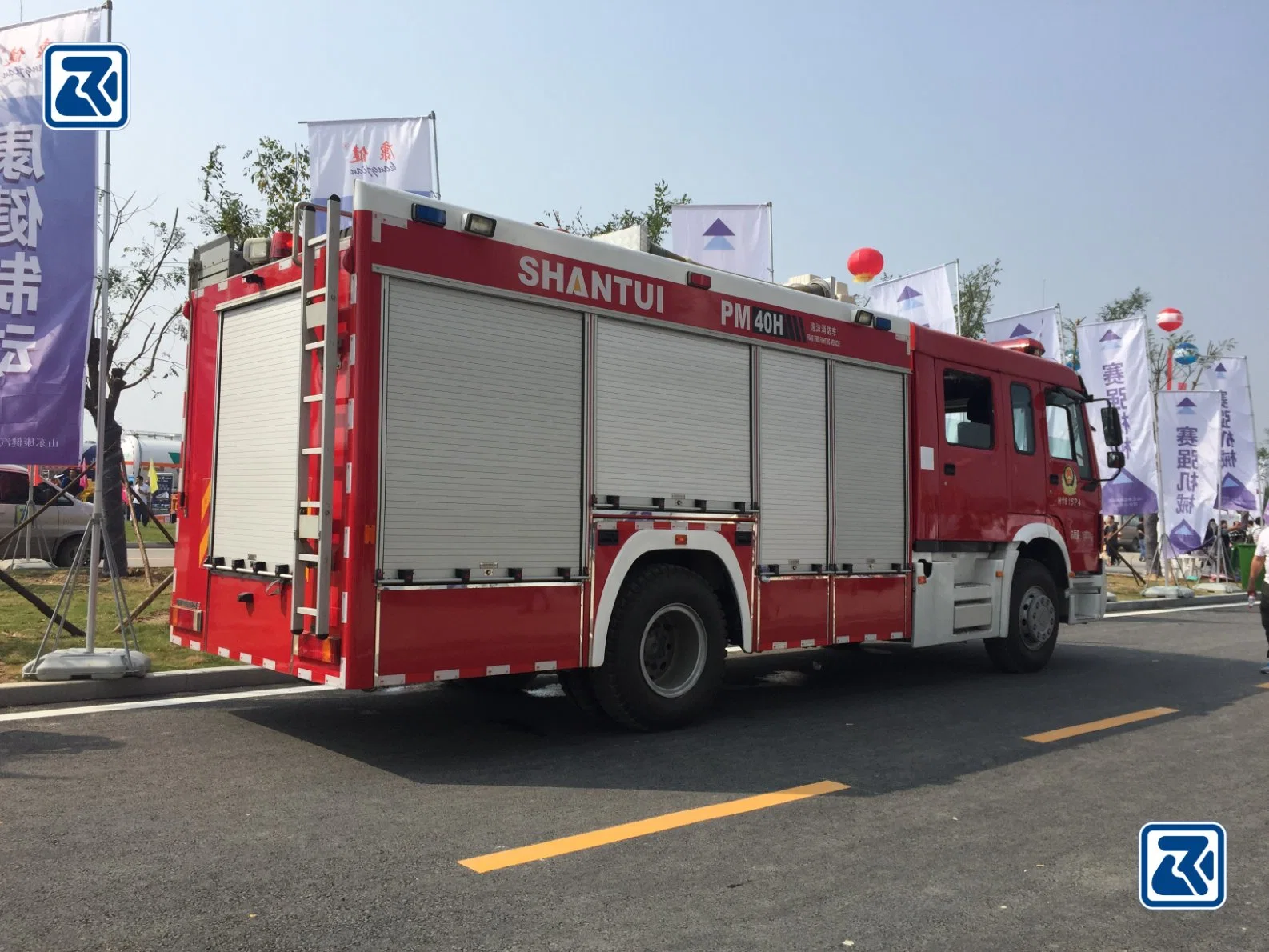 HOWO réservoir d'eau/mousse de secours incendie 8000 litres camion de lutte contre l'incendie