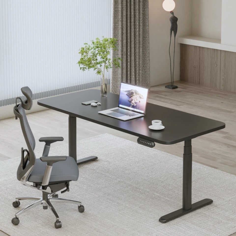 Bureau assis-debout moderne ergonomique avec table réglable en hauteur électrique.