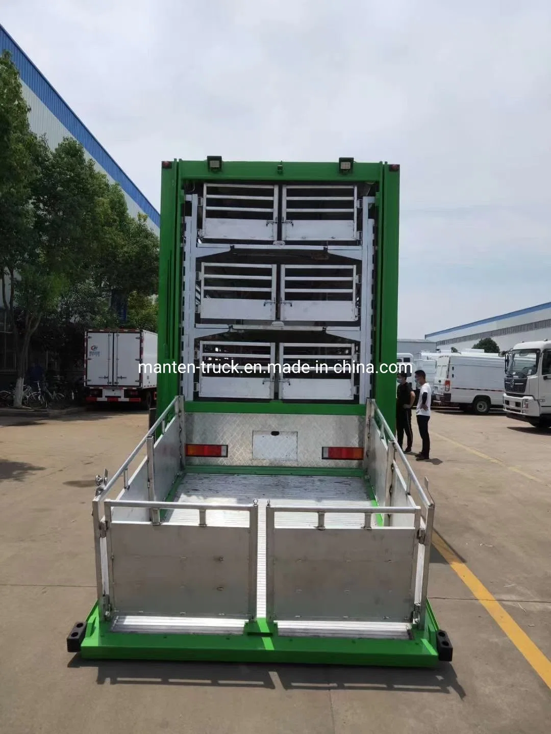 Dongfeng 315HP 8X4 Aluminum Alloy Constant Temperature Pig Transport Truck for All Livestock and Poultry Delivery