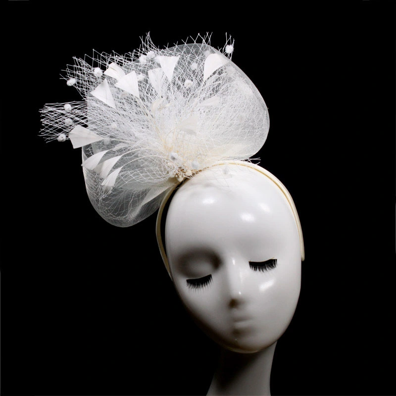 Royal Damen Weiße Feder Spitze Sinamay Custom Made Fascinators Haar Zubehör Party Hochzeit Kirche Haarband für Frauen