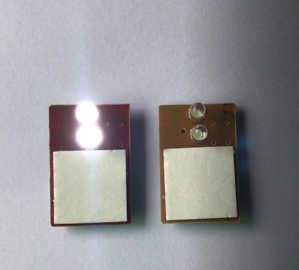 Le flash LED lumière, la lumière LED, contrôle du circuit d'une LED. Module LED clignotant