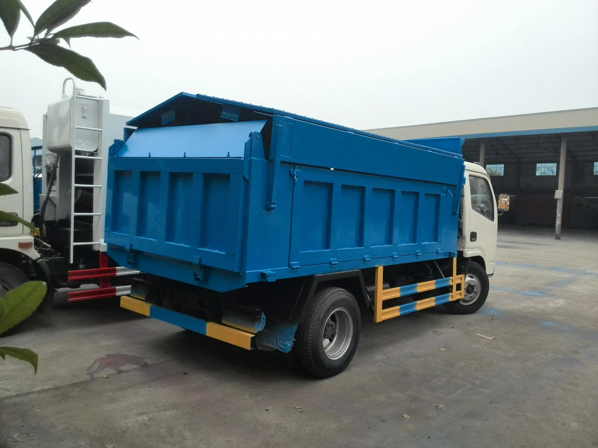 Dongfeng 3t 4t 5t 4X2 Garbage Dump Truck with Cover Sealed Tipper Truck Recycling Dump Garbage Truck