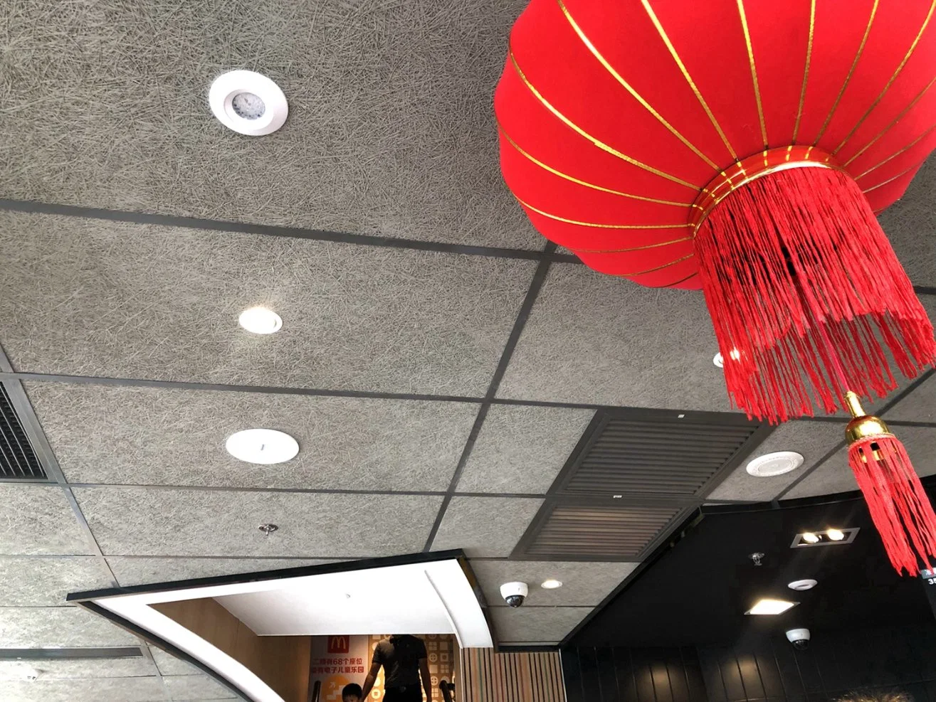 Plafond absorbant le son en laine de bois intérieur avec panneau acoustique de McDonald's dans une peinture Dulux.