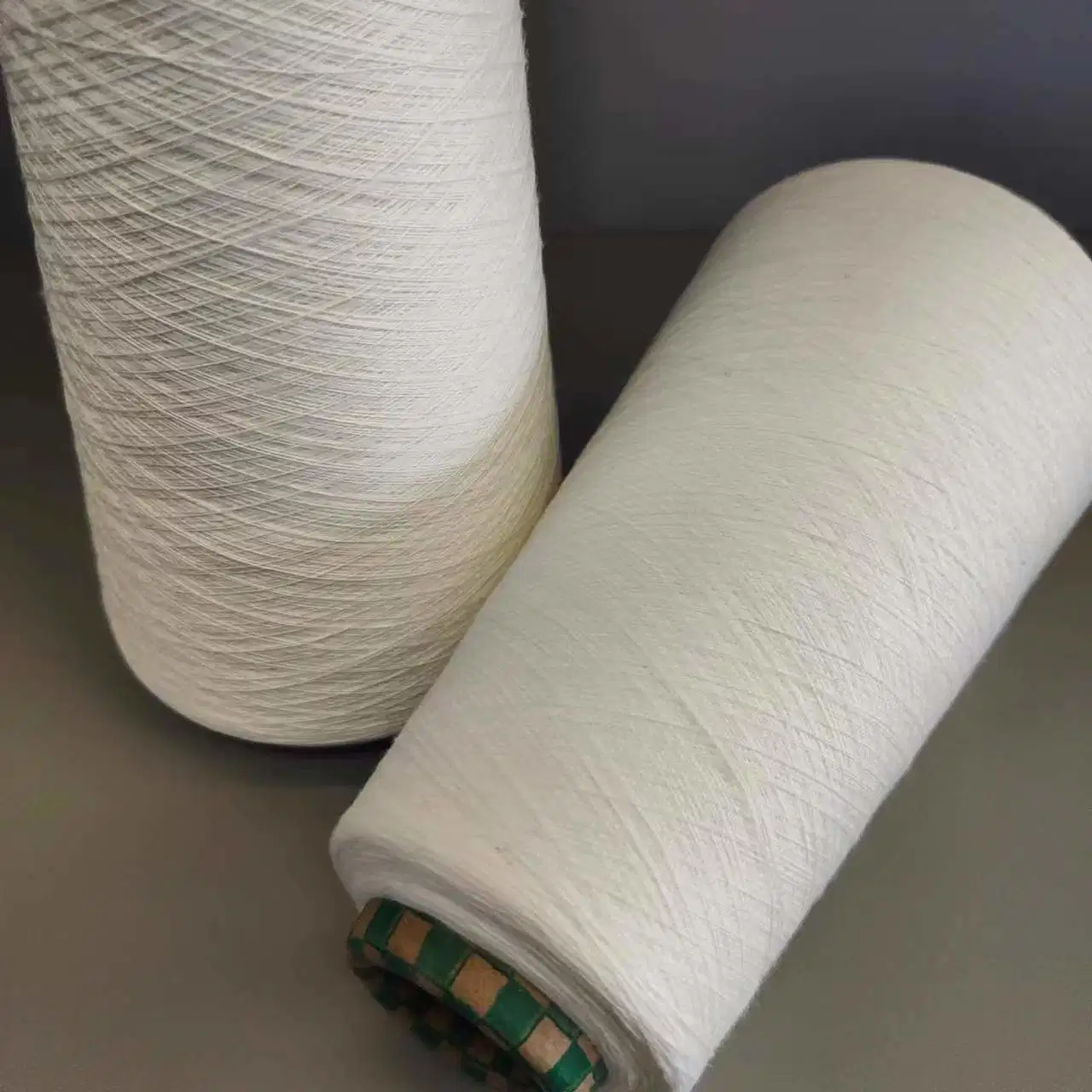 Recyceltes Polyester Viskose TC 85/15 Ring gesponnene Blended Yarn 32s/1 Zum Weben und Nähen