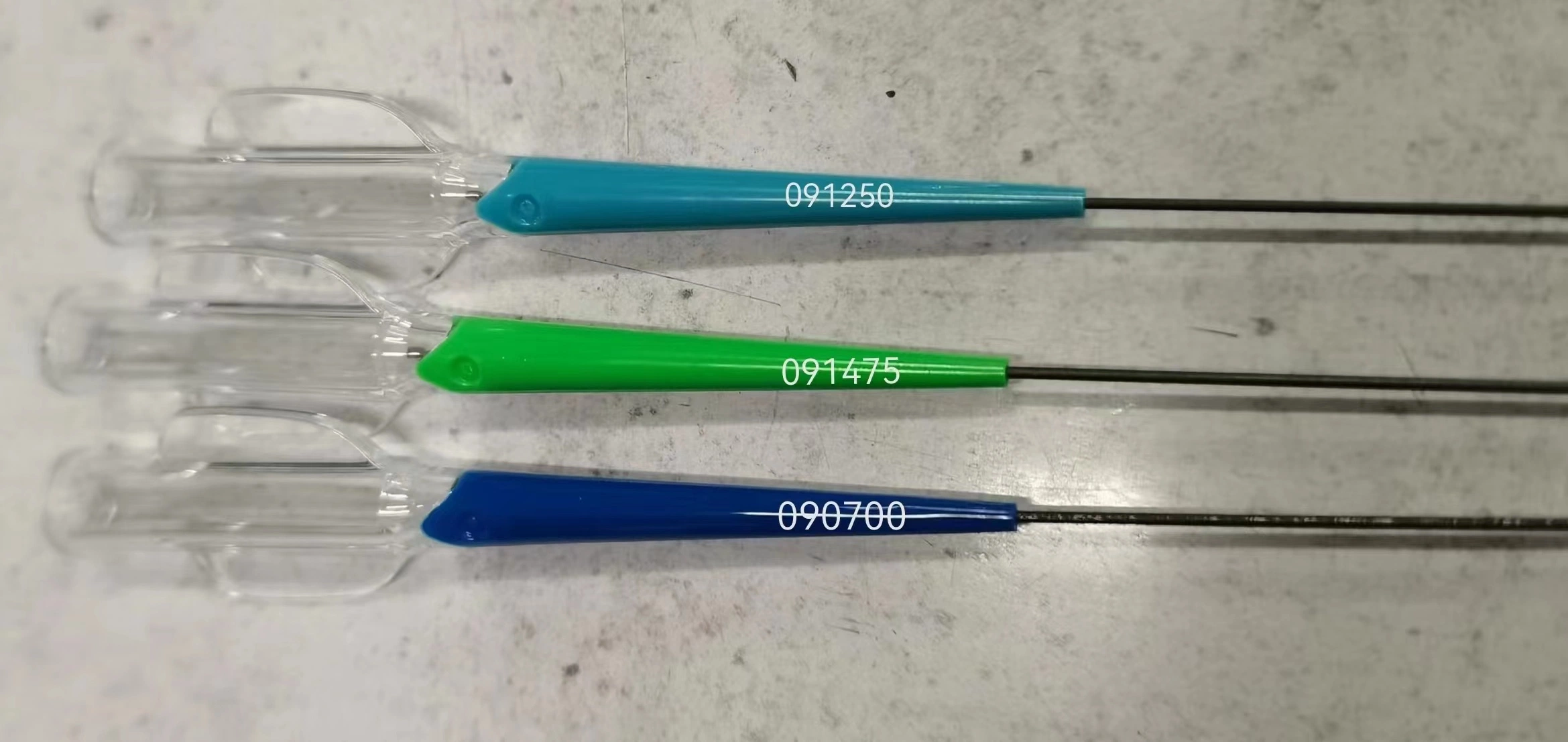 Hypotube mit PTFE-Beschichtung und geformter Nabe und Schweißdraht Distal