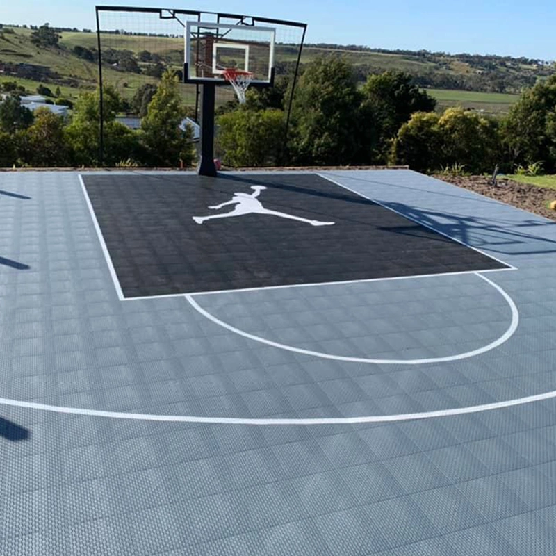 Verschiedene Farben 20X20 Fuß Backyard Basketball Court Oberflächen mit Jordan Logo auf ihm aus China Reinigung Artefakt