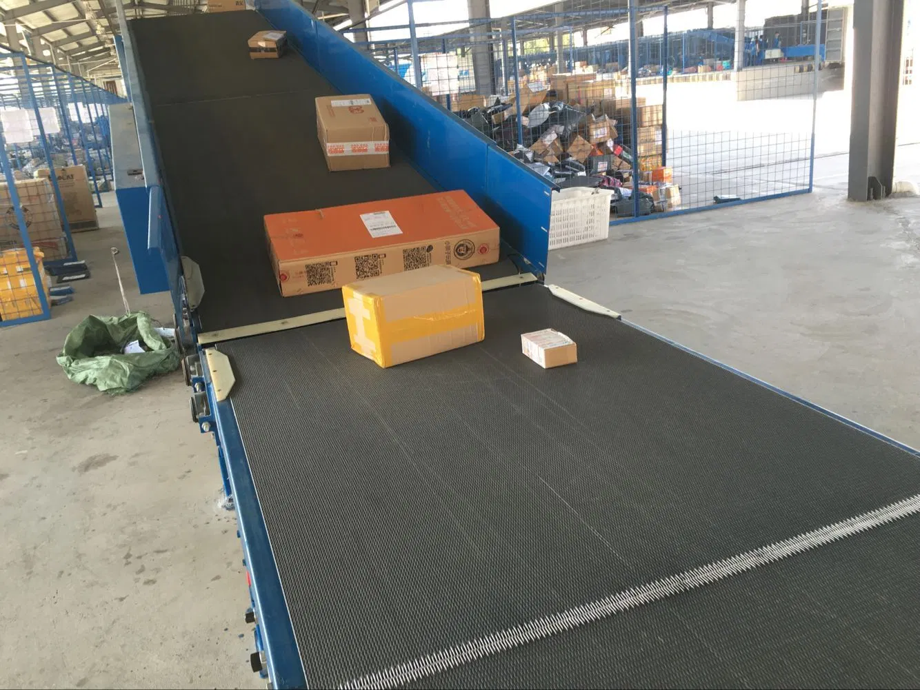 Black PVC conveyor belt for logistics with low noise fabric, airport luggage belts