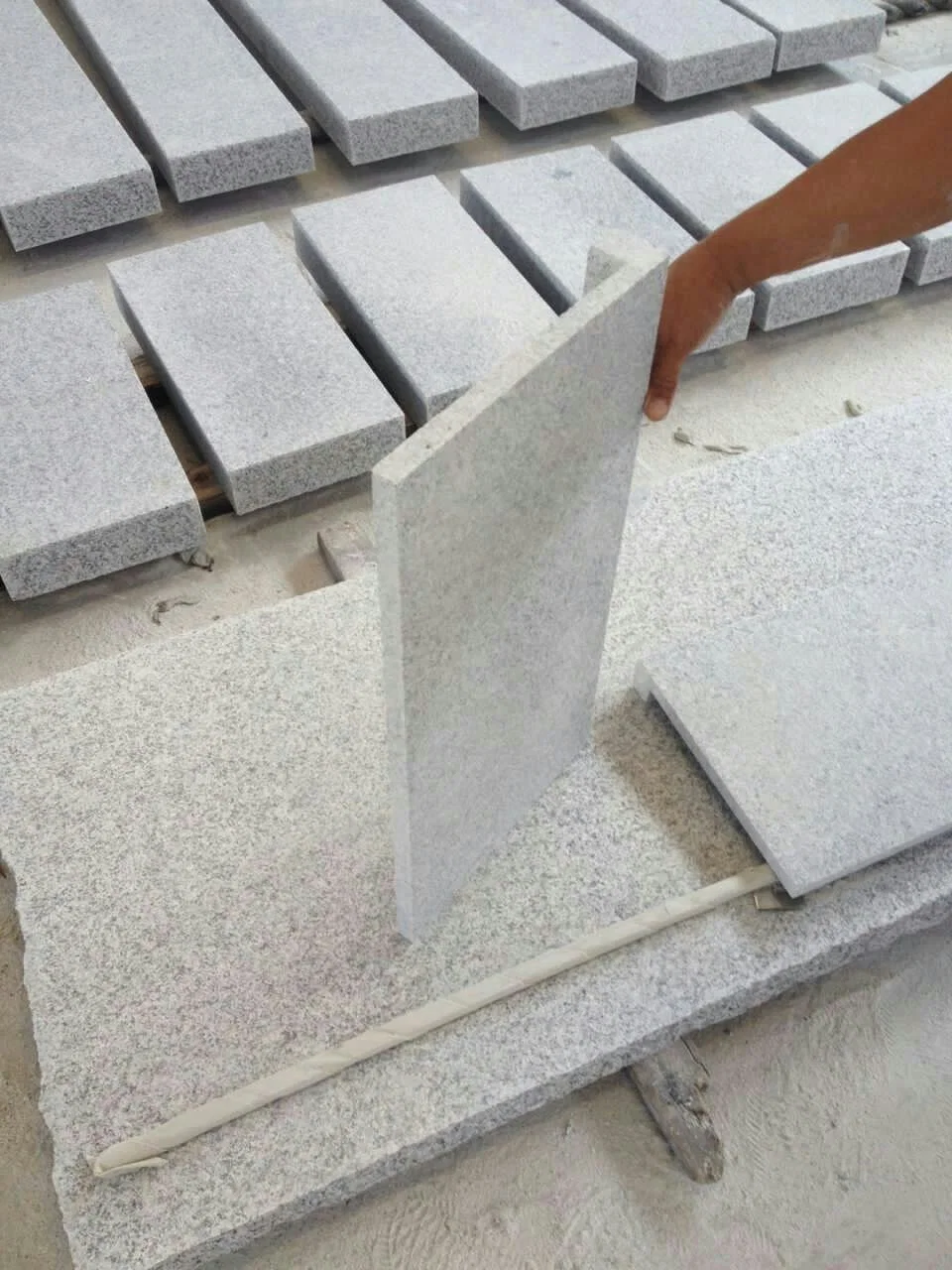 G603 chinois bon marché personnalisé Granite Tile flammé pour l'asphaltage et les escaliers