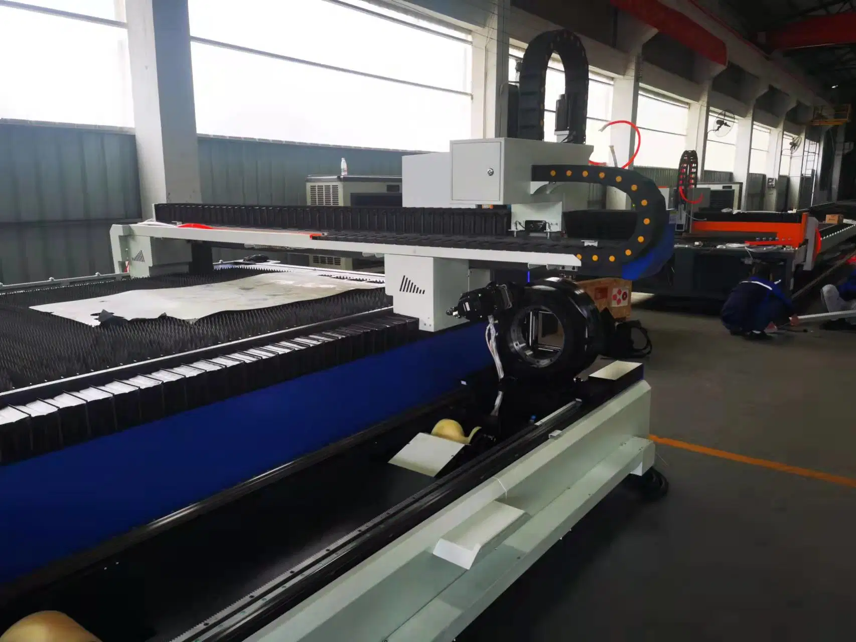 China Herstellung quadratische und runde Rohr Laser-Schneidemaschine 2 In 1 Multifunktionales Metall schneiden Edelstahl Rohr Maschine CNC Faserlaser-Schneidemaschine