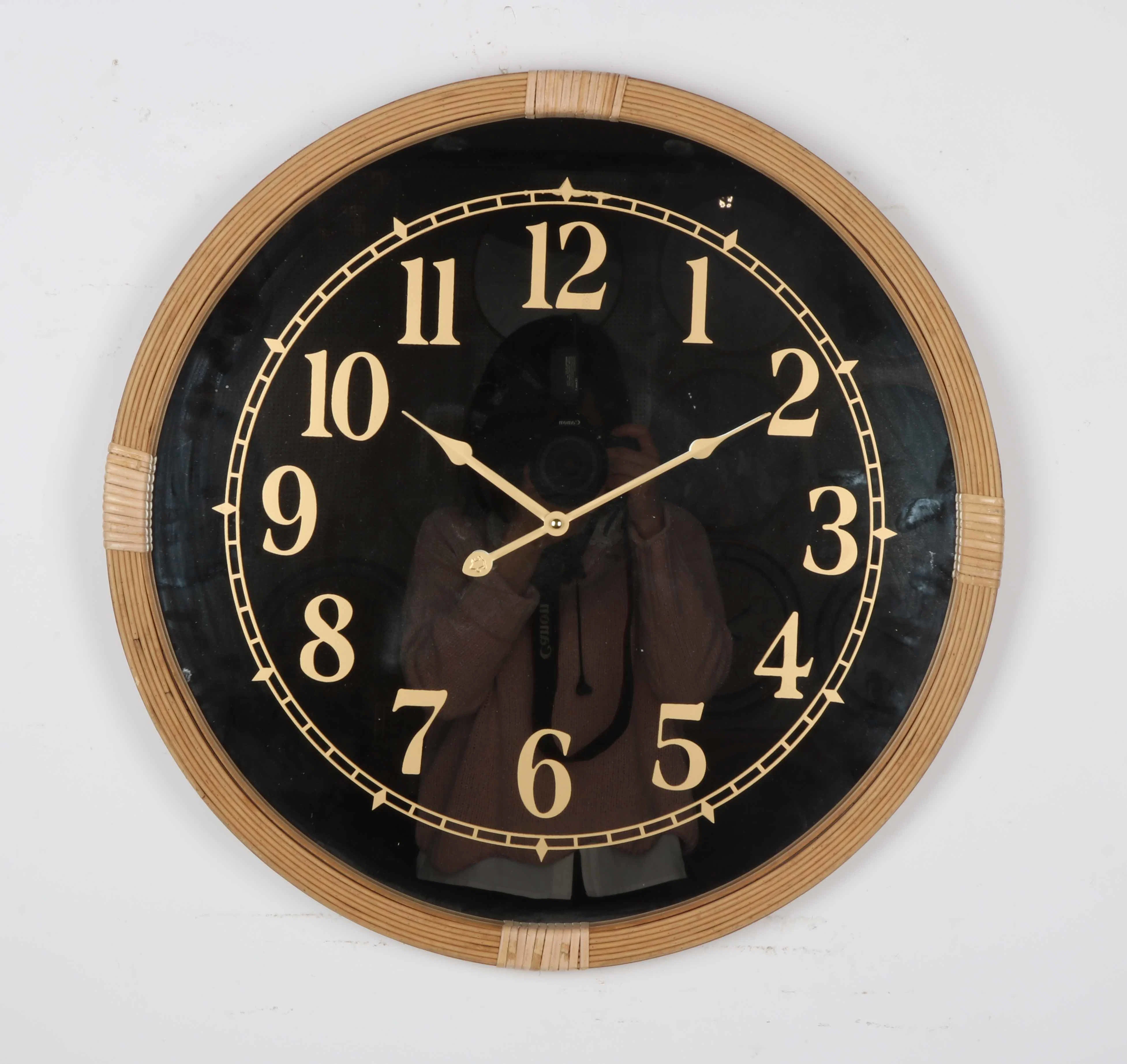 Horloge murale à piles en forme irrégulière avec miroir pour la décoration intérieure.