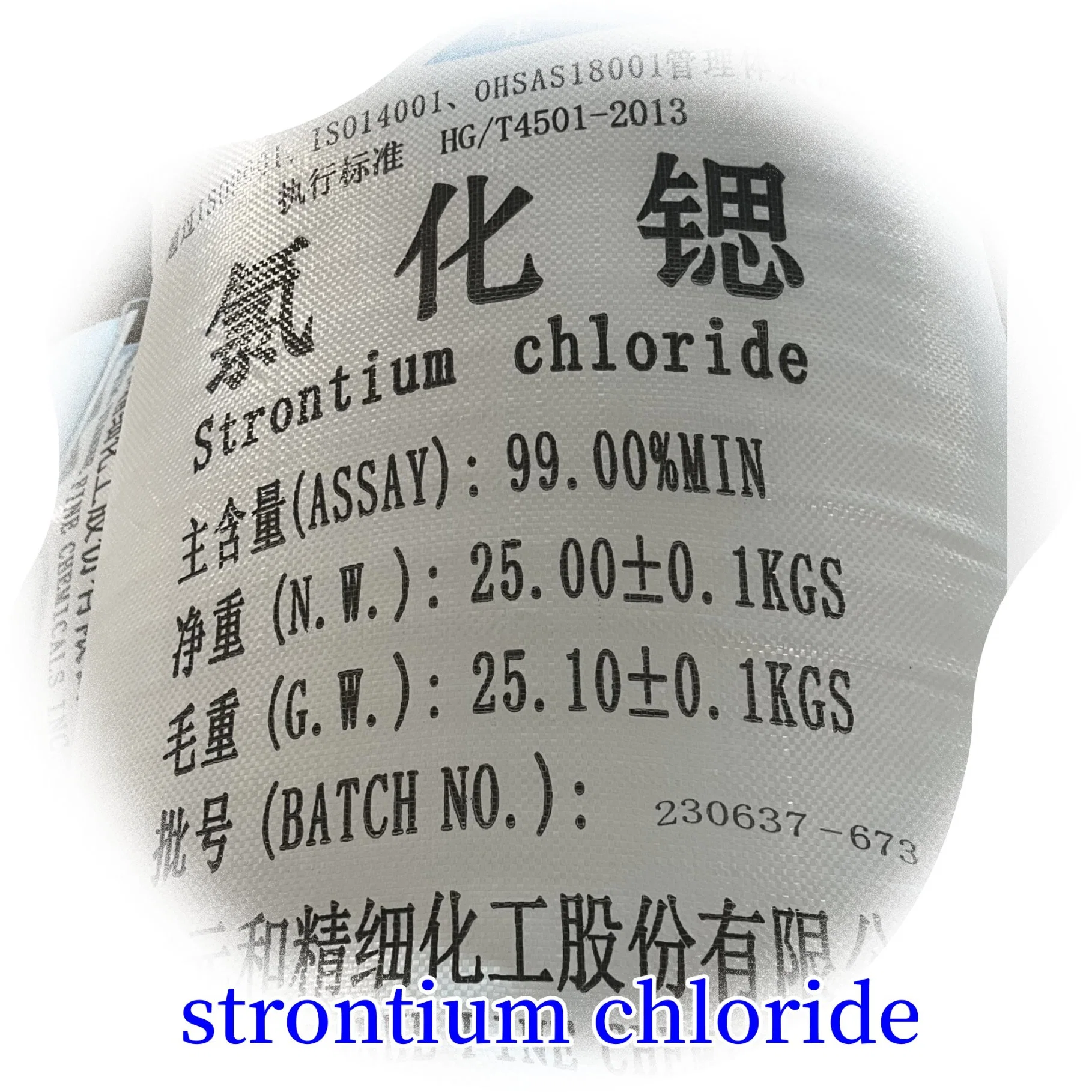 Chlorure de strontium est rouge en vertu de la flamme de précurseurs d'autres composés de strontium