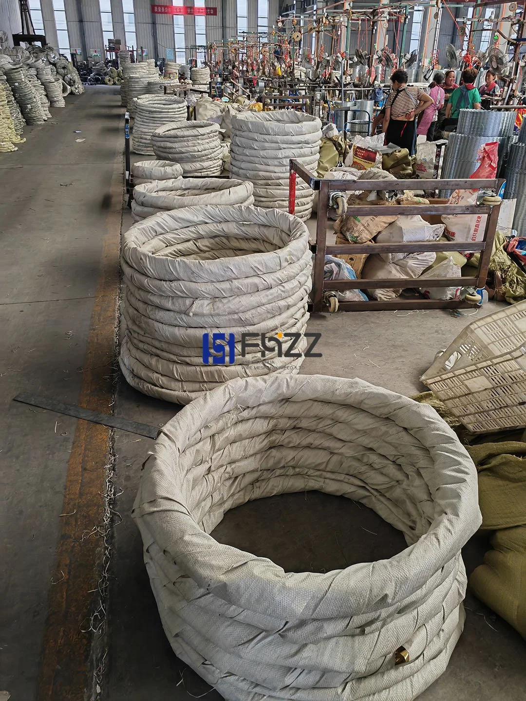 90cm Coil Diameter Gray Bright Bto-22 Hot Dipped Galvanized Steel Razor Barbed Wire with 5 Clips Each Coil