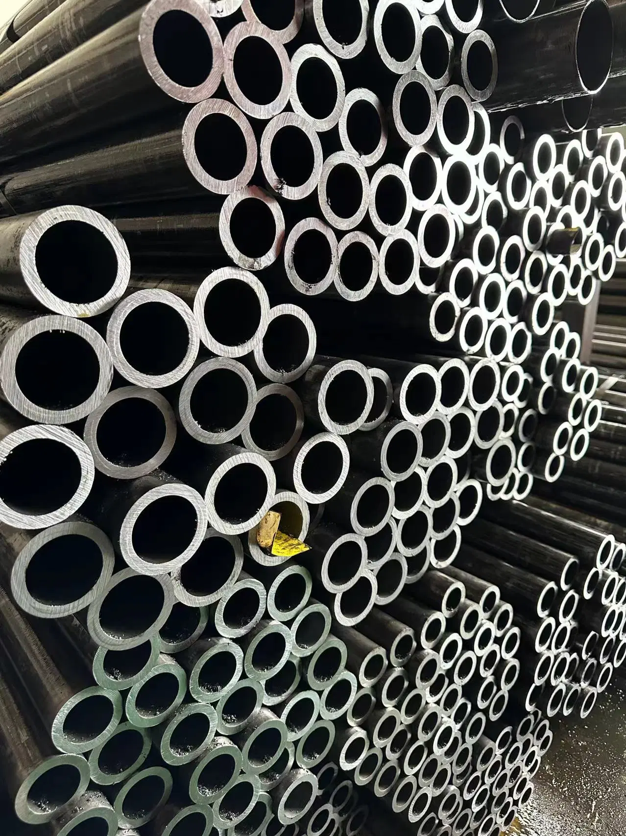 Steel Pipe Manufacturer High-Quality ASTM A36 A106 A53 Q235B 1020 1030 1045 Carbon Steel Gcr15 16mn 15CrMo 35CrMo 42CrMo Alloy Steel Seamless Steel Pipe