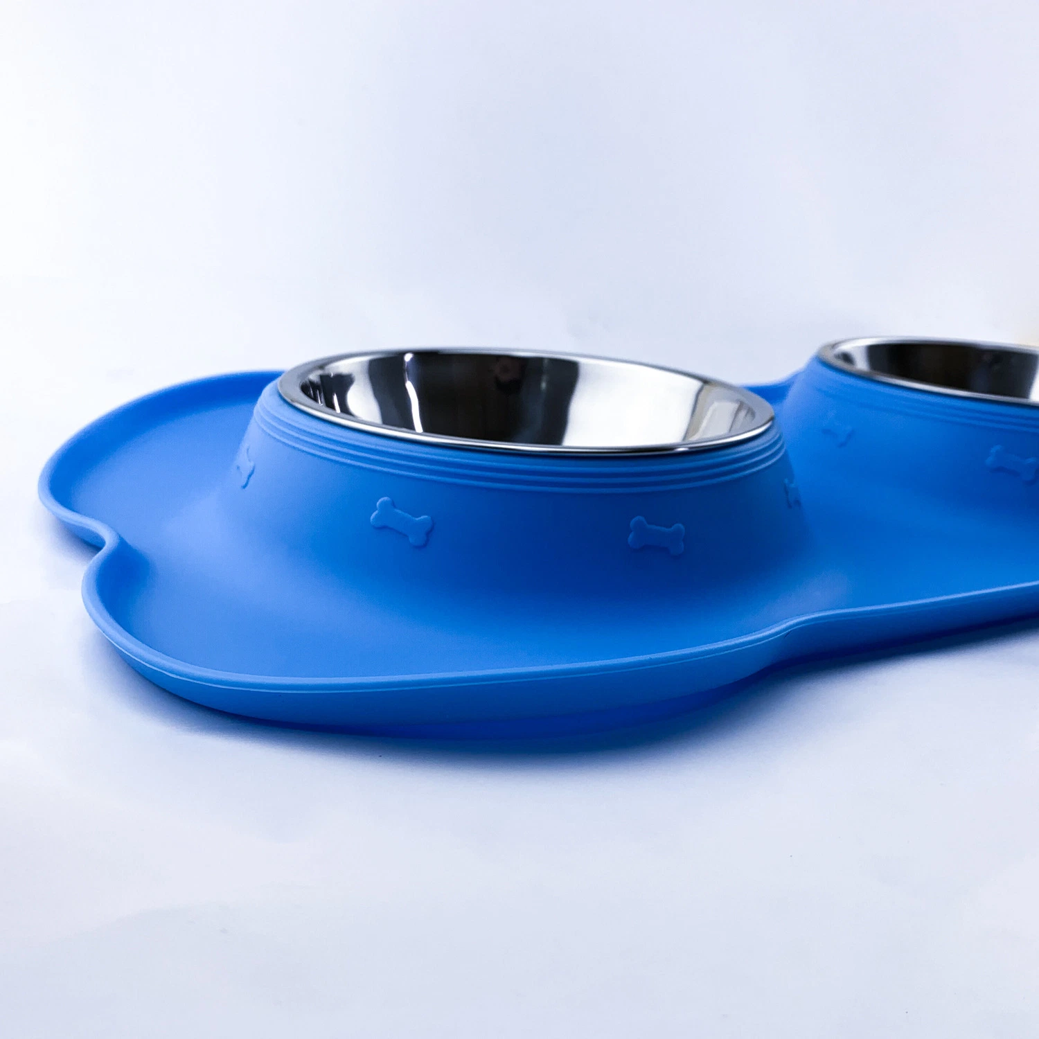 Double Pet Bowl Set in Bone Shape Antiskid Silicone Tray