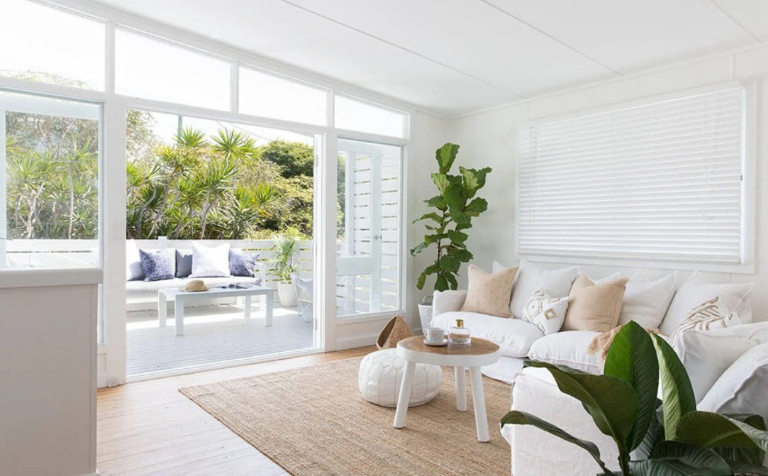 Hampton Style Combe dentro da Fresta Basswood montado na janela de madeira Plantation Shutters Vertical