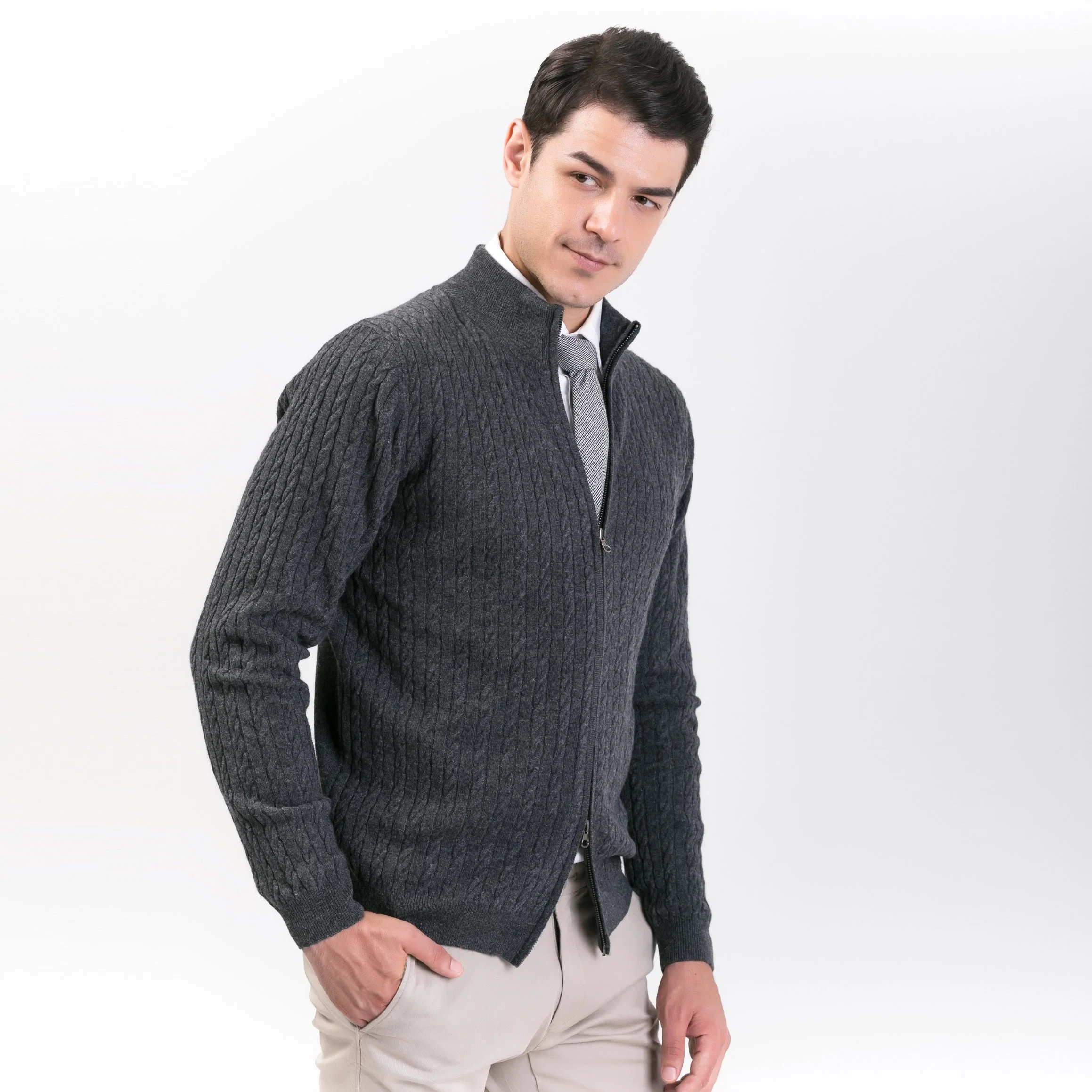 Moda masculina: suéter de cardigan de lana y cachemira con doble cierre de cremallera.