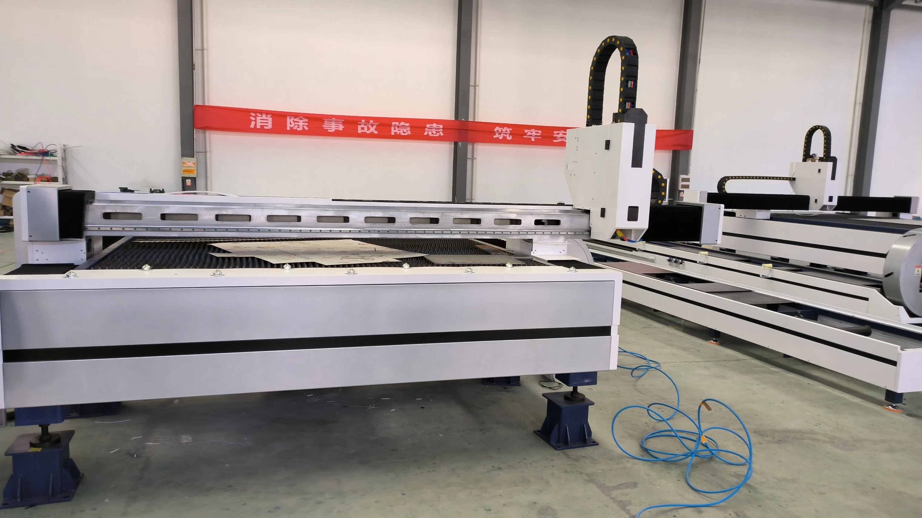 Monthly Deals Metal Tube and Plate Fiber Laser Cutting Machine with Rotary Device