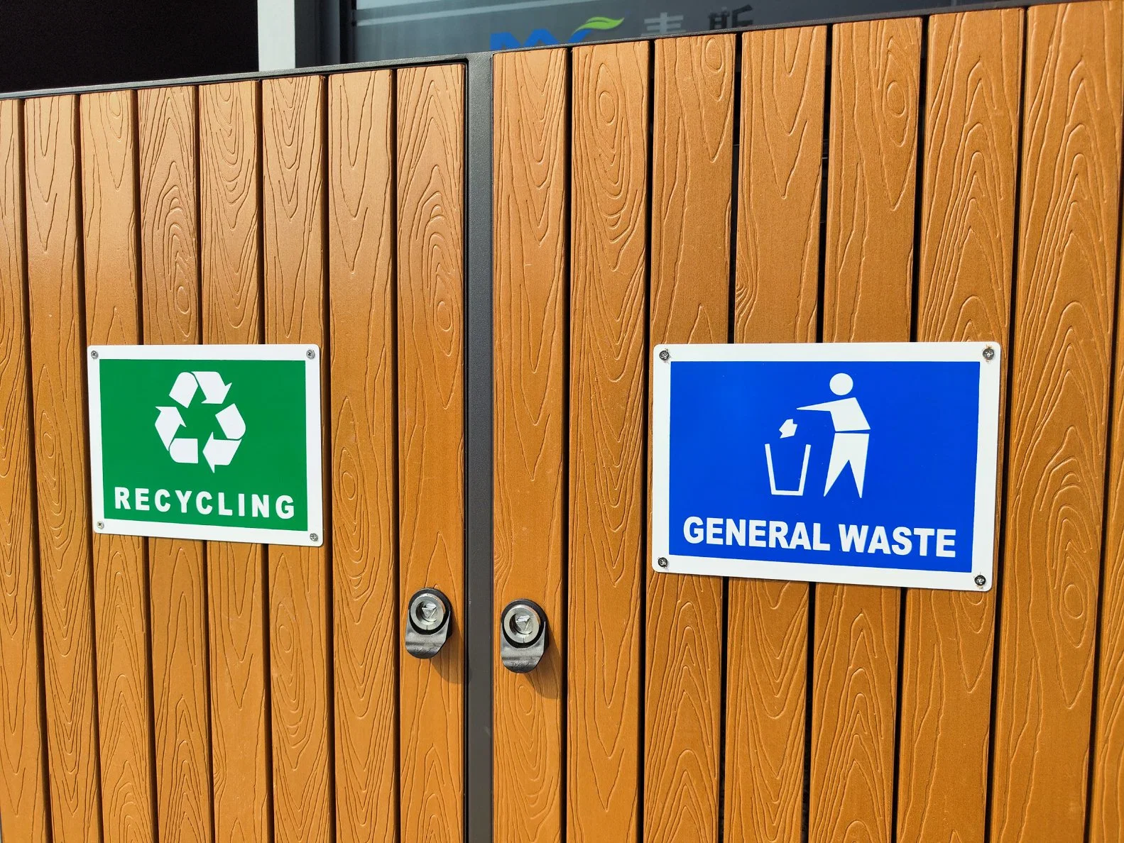 Poubelle publique extérieure en bois avec 3 compartiments.