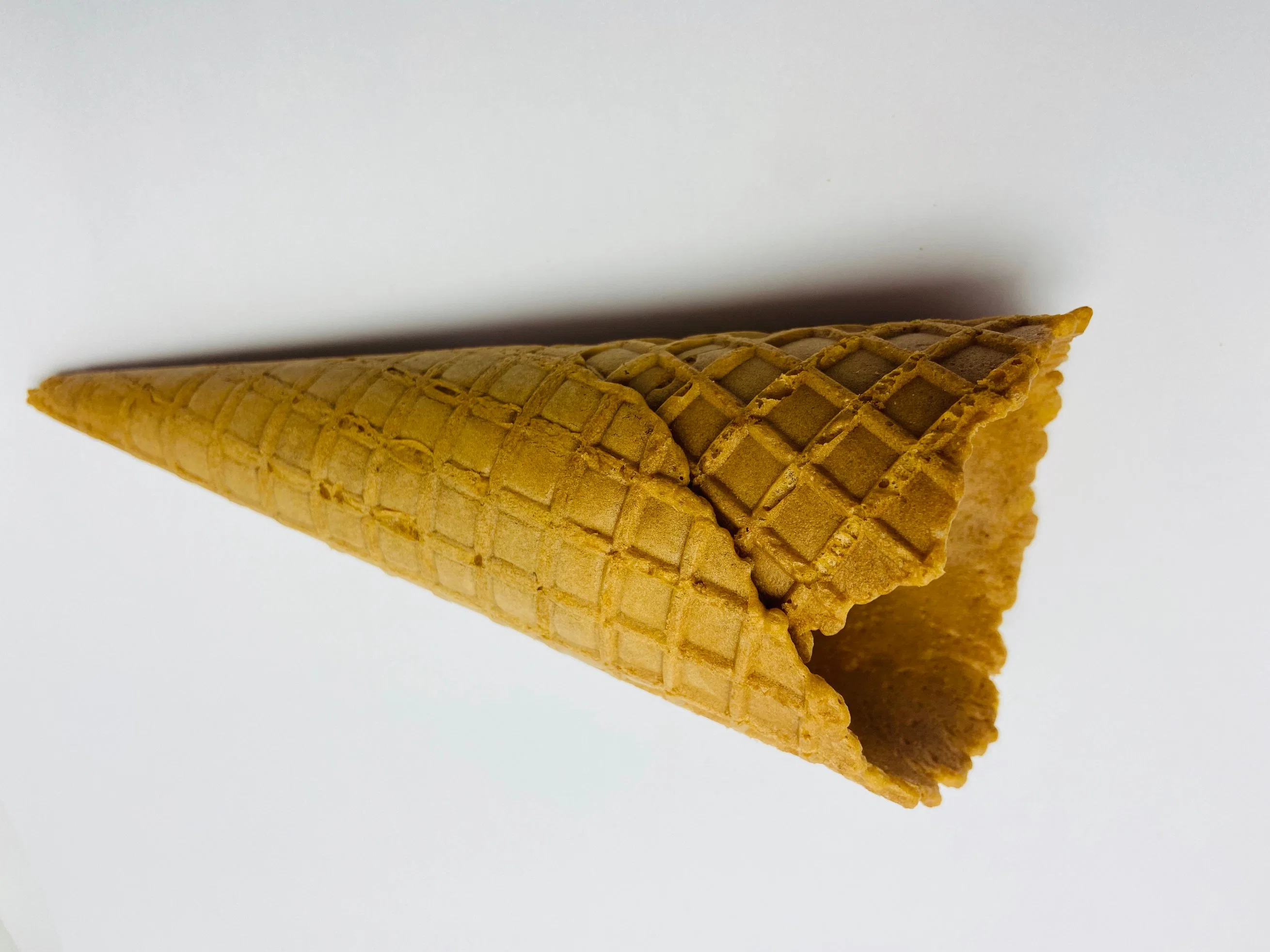 Jumbo 23&deg; Edible Conventional Wheat Flavor Long Ice Cream Cone Waffle Cone