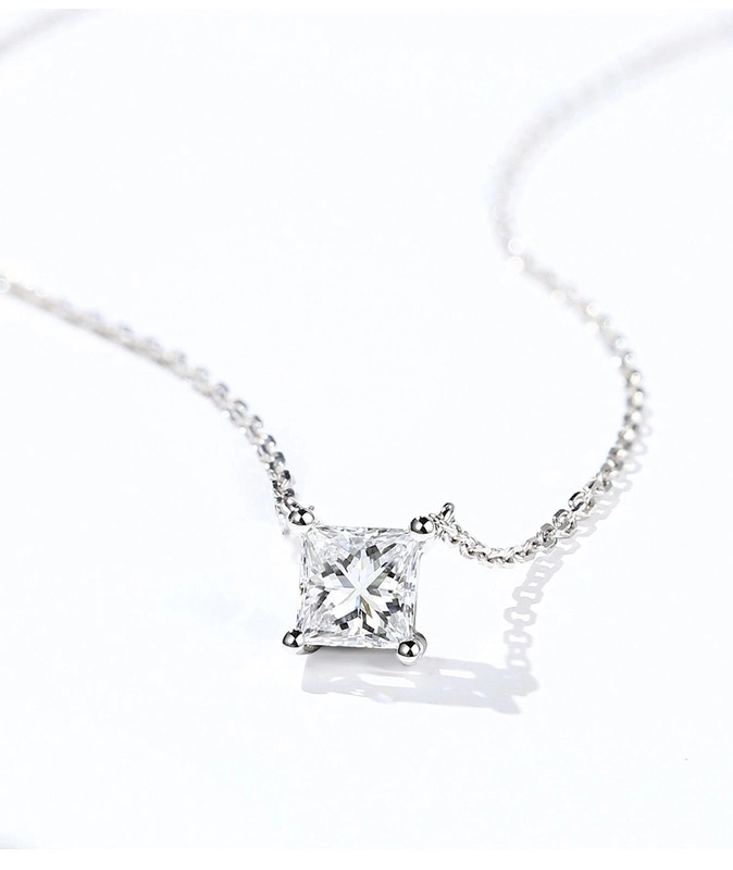 Collier diamant or 18 carac. Diamant coupe princesse