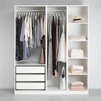 Quarto de luxo completo, guarda-roupa conversível branco.