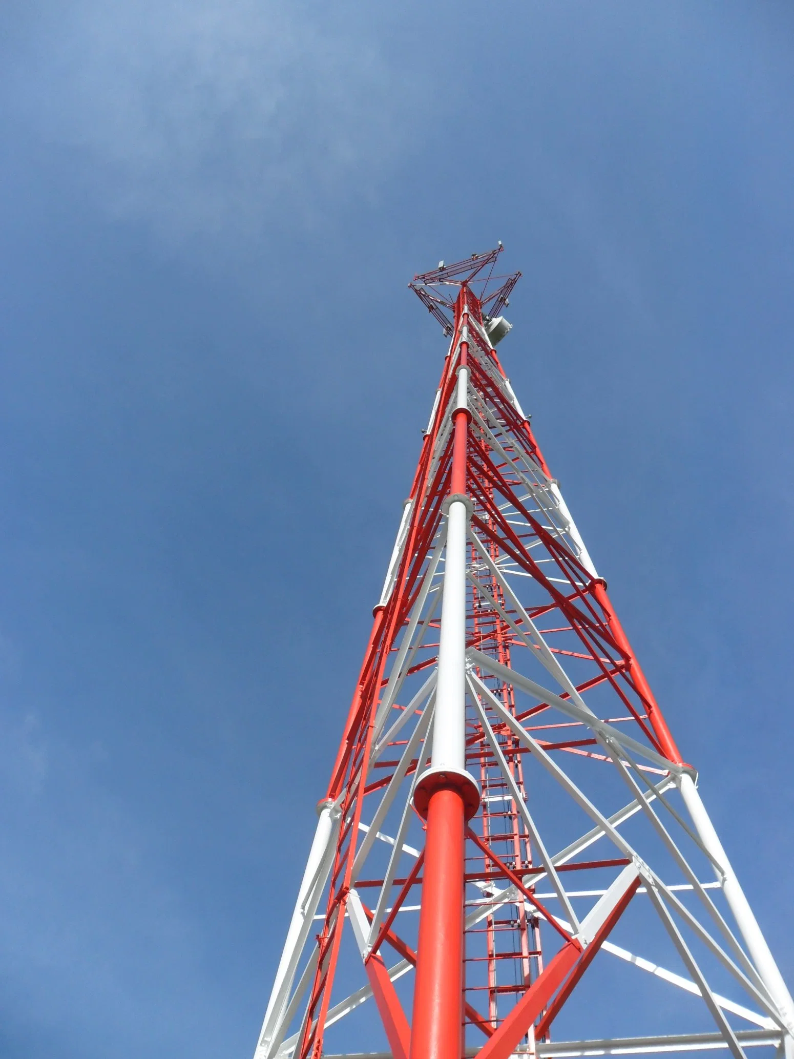 Tubular 3leg Galvanized Steel Mobile Antenna Tower with MW Brackets