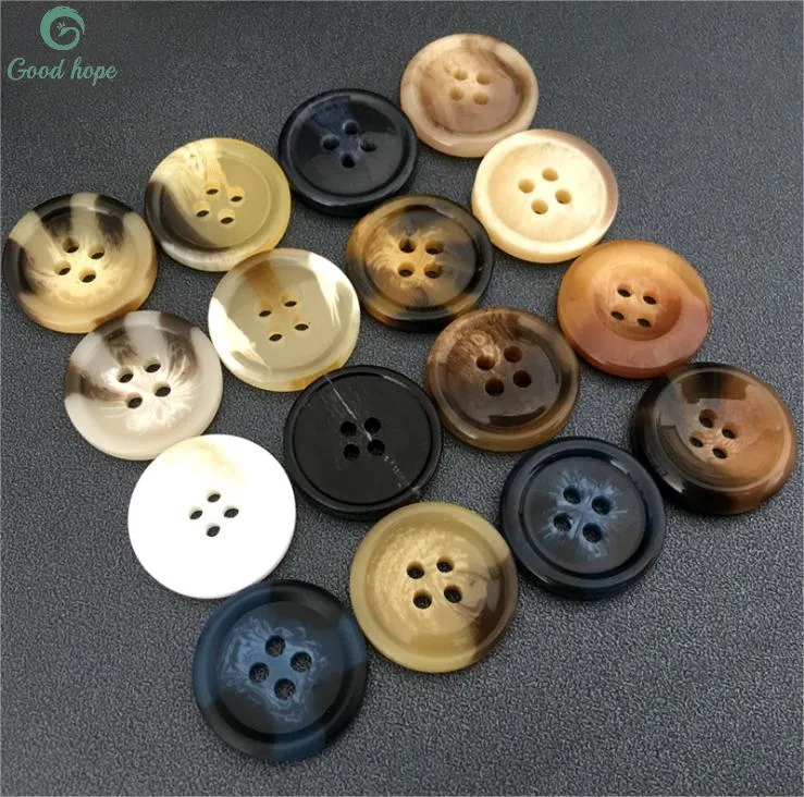 Brown Matte Button kostenlose Probe Tausende von Stil Stock Custom 4-Loch-Knopf für die Nähen von ABS-Harz für Kleidung