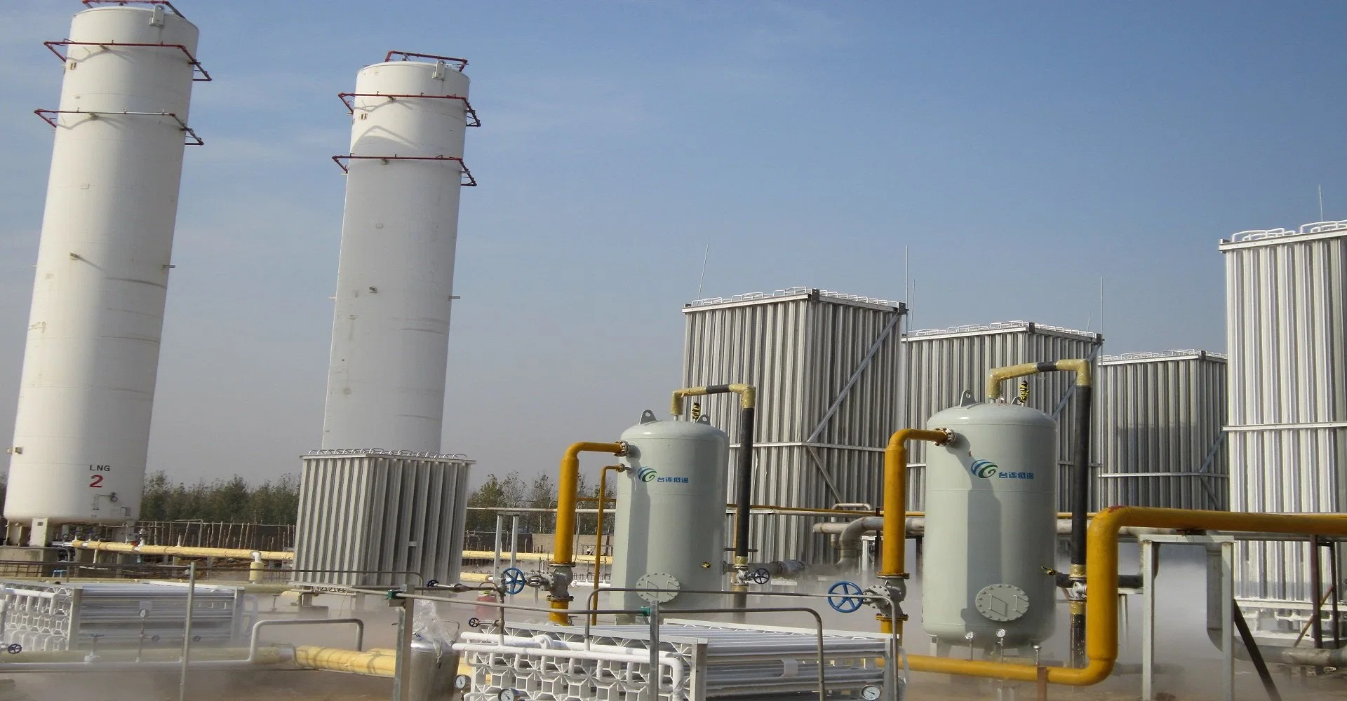 LNG Regasification Stations with Ambient Vaporizers, Metering System and Pressure Regulators