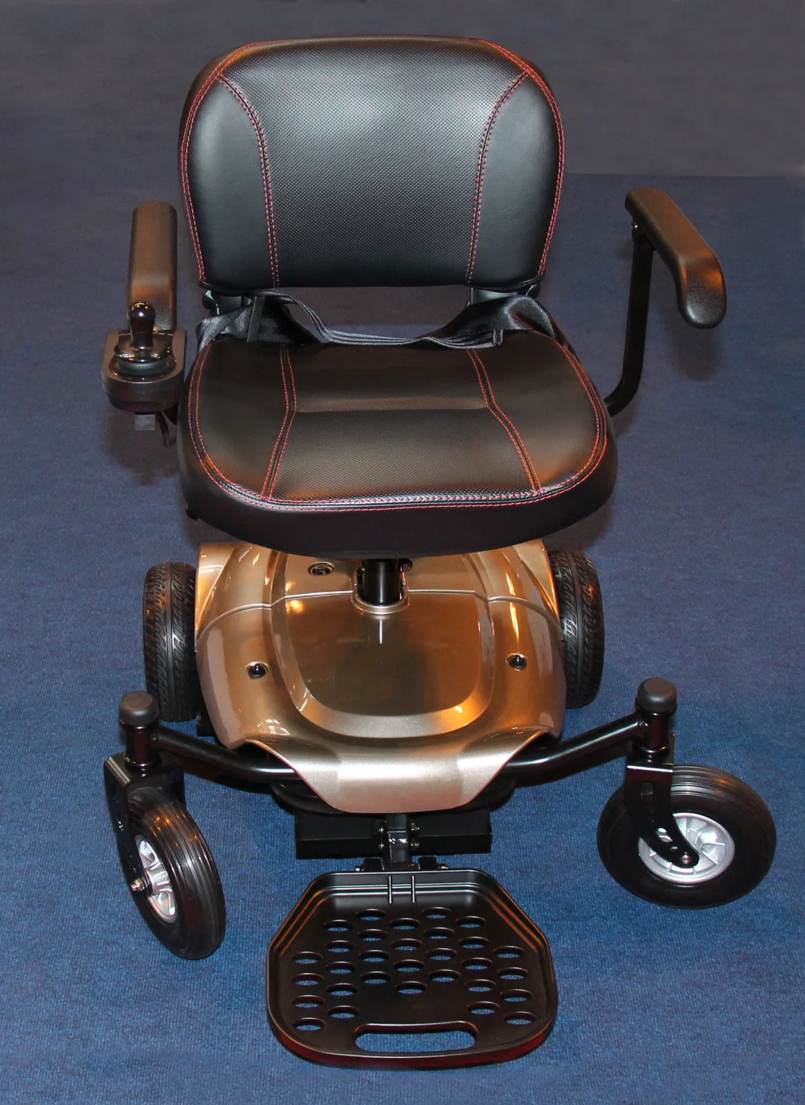 كرسي متحرك كهربائي مزود بأربع عجلات مُسكوتر يستخدم في الخارج مع سعر منخفض