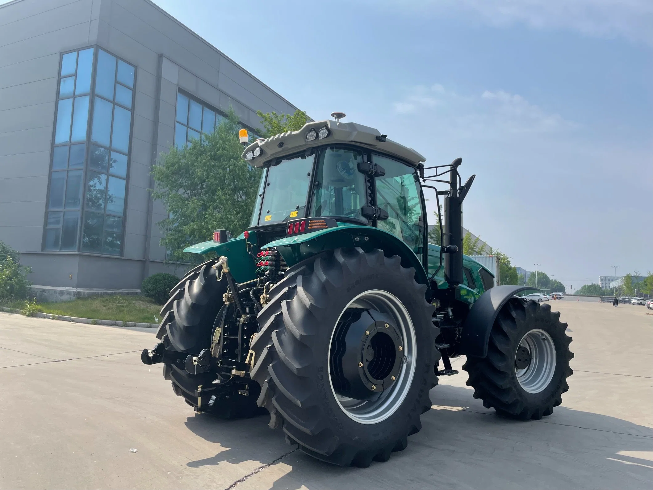 Suministro directo de fábrica de maquinaria agrícola de tractor Fram con motor Yto Euro Cinco de 120HP, 130HP, 150HP, 160HP, 180HP, 200HP, 220HP, 240HP, 260HP, 300HP y tracción a las cuatro ruedas.