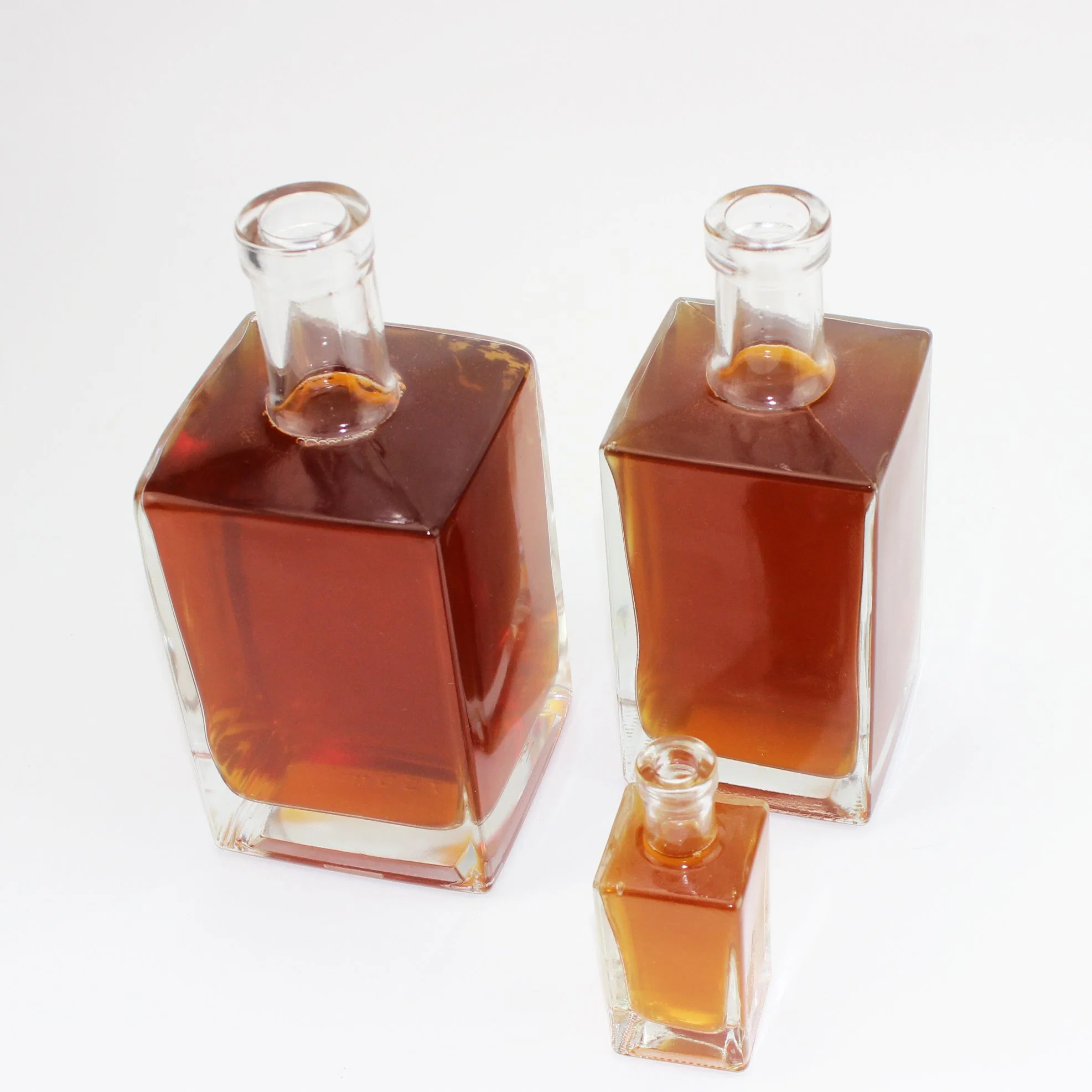 Manufacturers Wholesale/Supplier Customize Whisky Vodka Liquor Glass Liquor Bottle